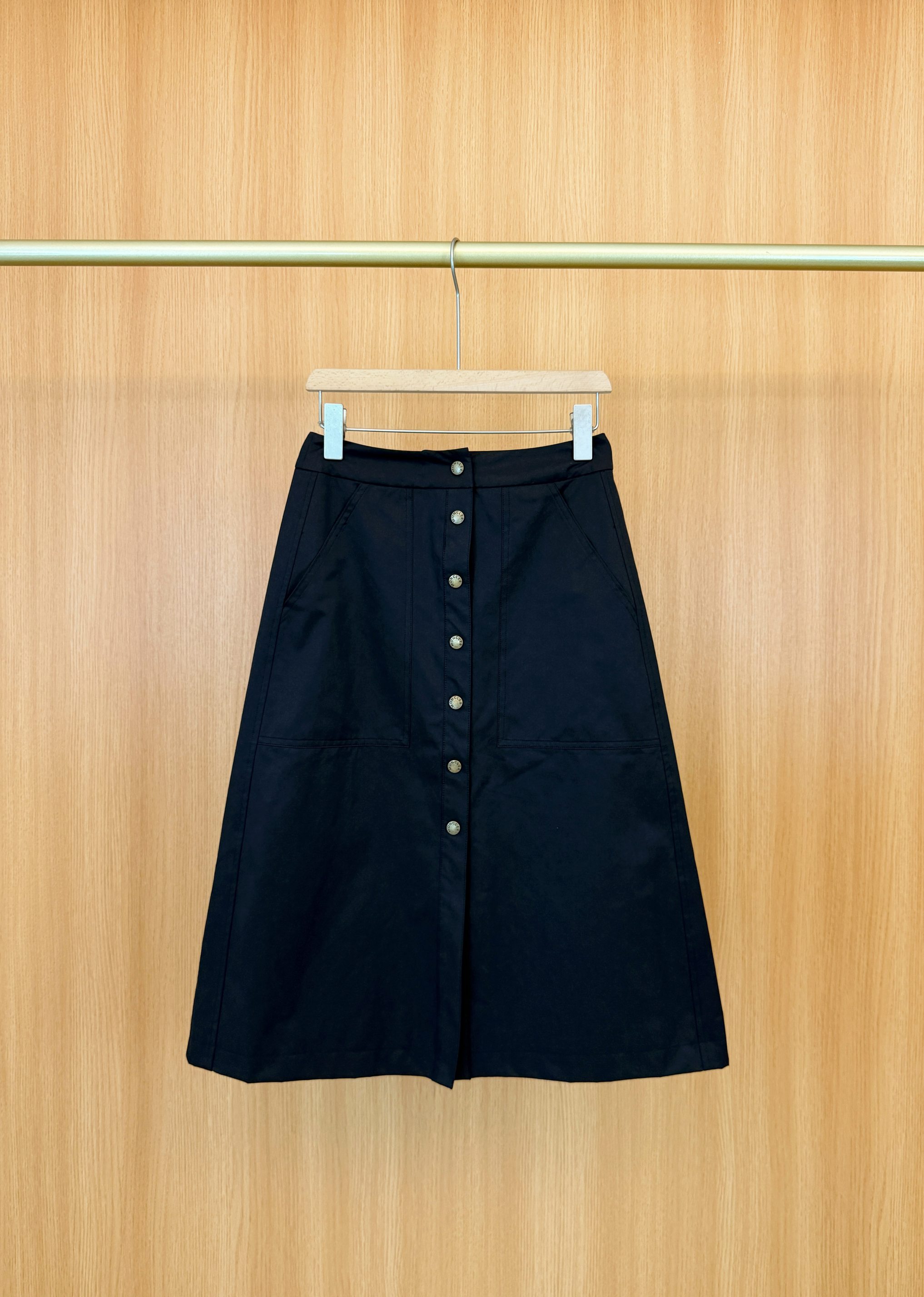 High-end Women’s Clothes with Slashed Fabric Skirt and Custom Hardware Locks