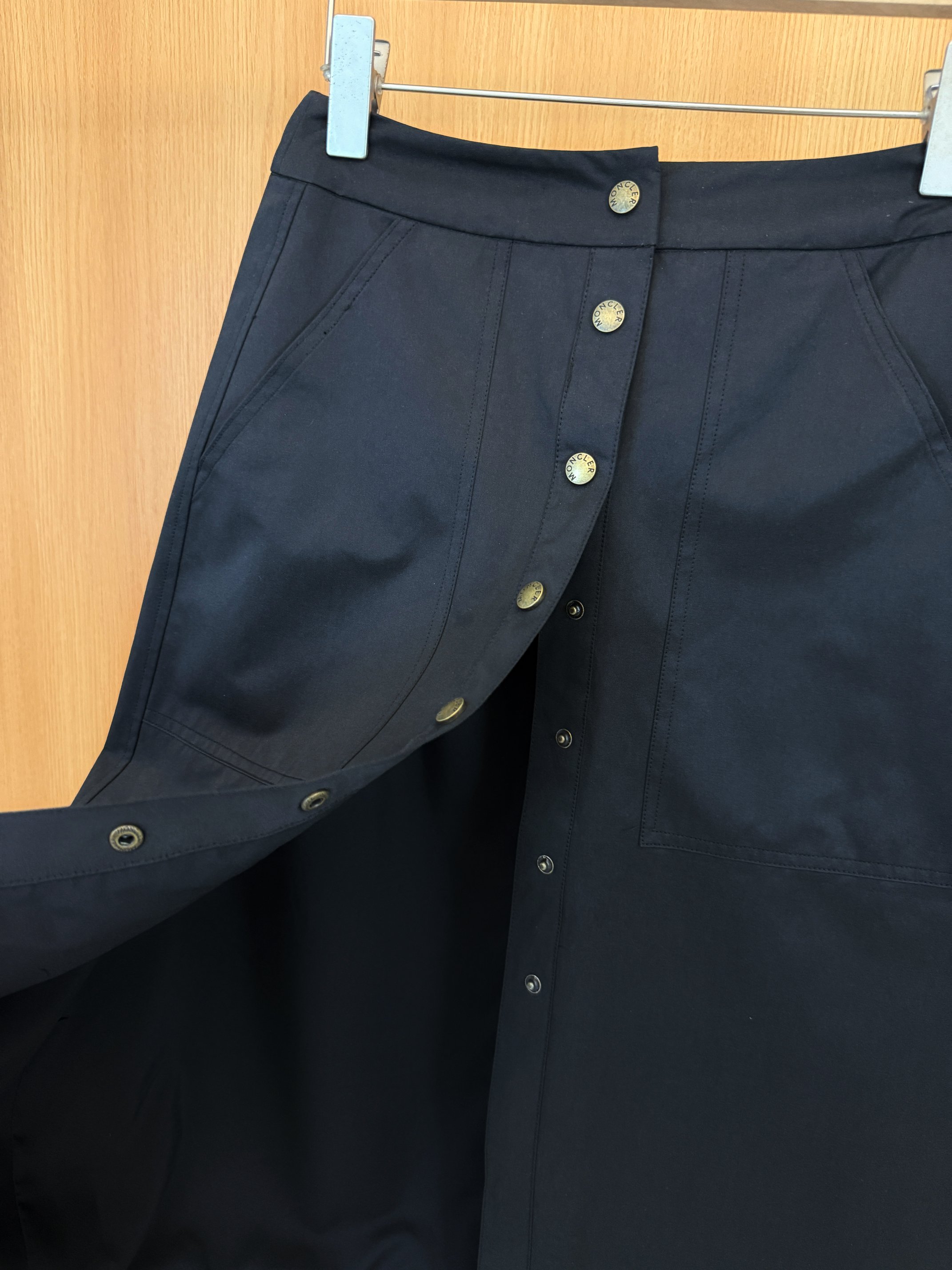 High-end Women’s Clothes with Slashed Fabric Skirt and Custom Hardware Locks - 图片 6