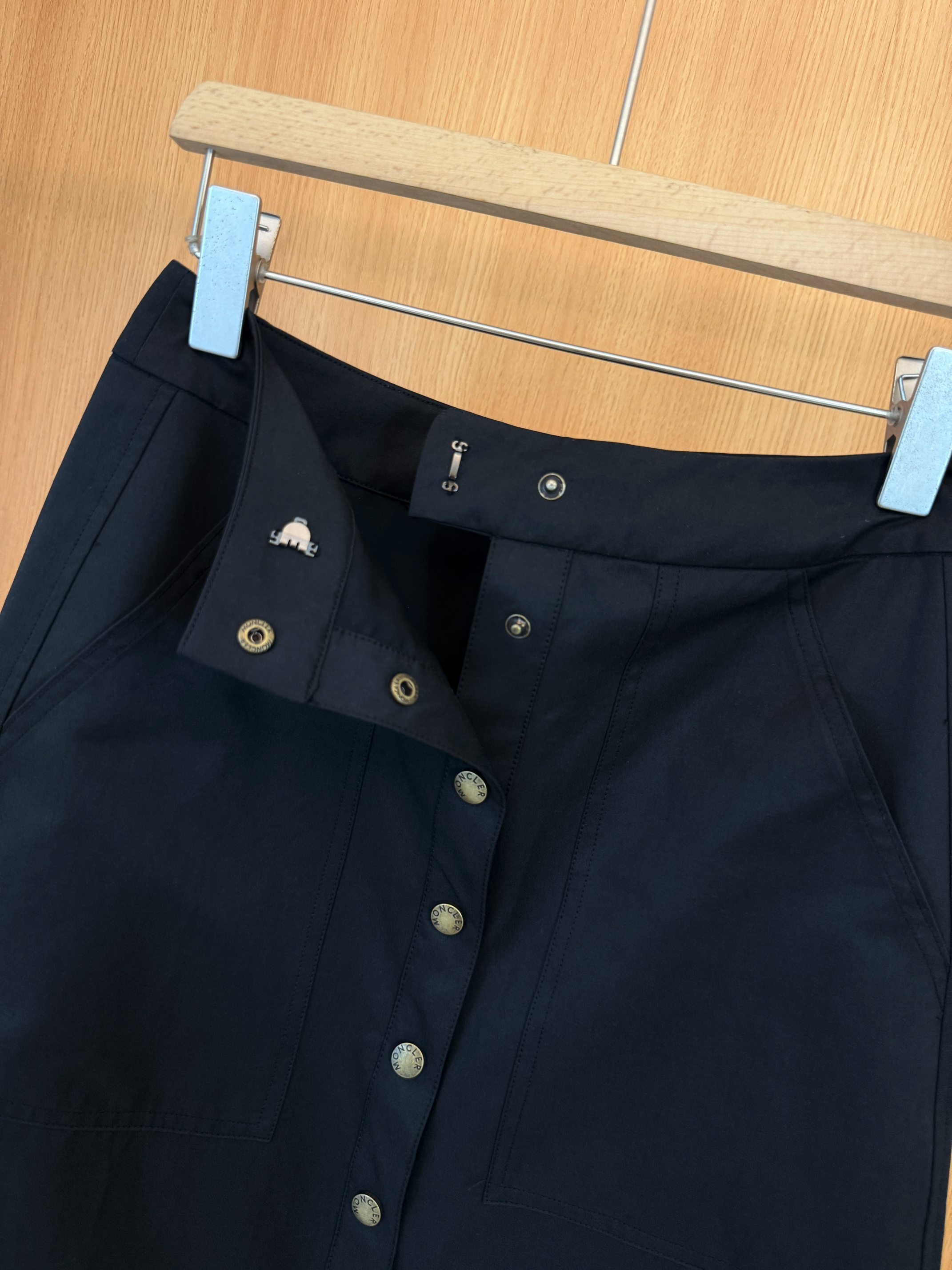 High-end Women’s Clothes with Slashed Fabric Skirt and Custom Hardware Locks - 图片 7