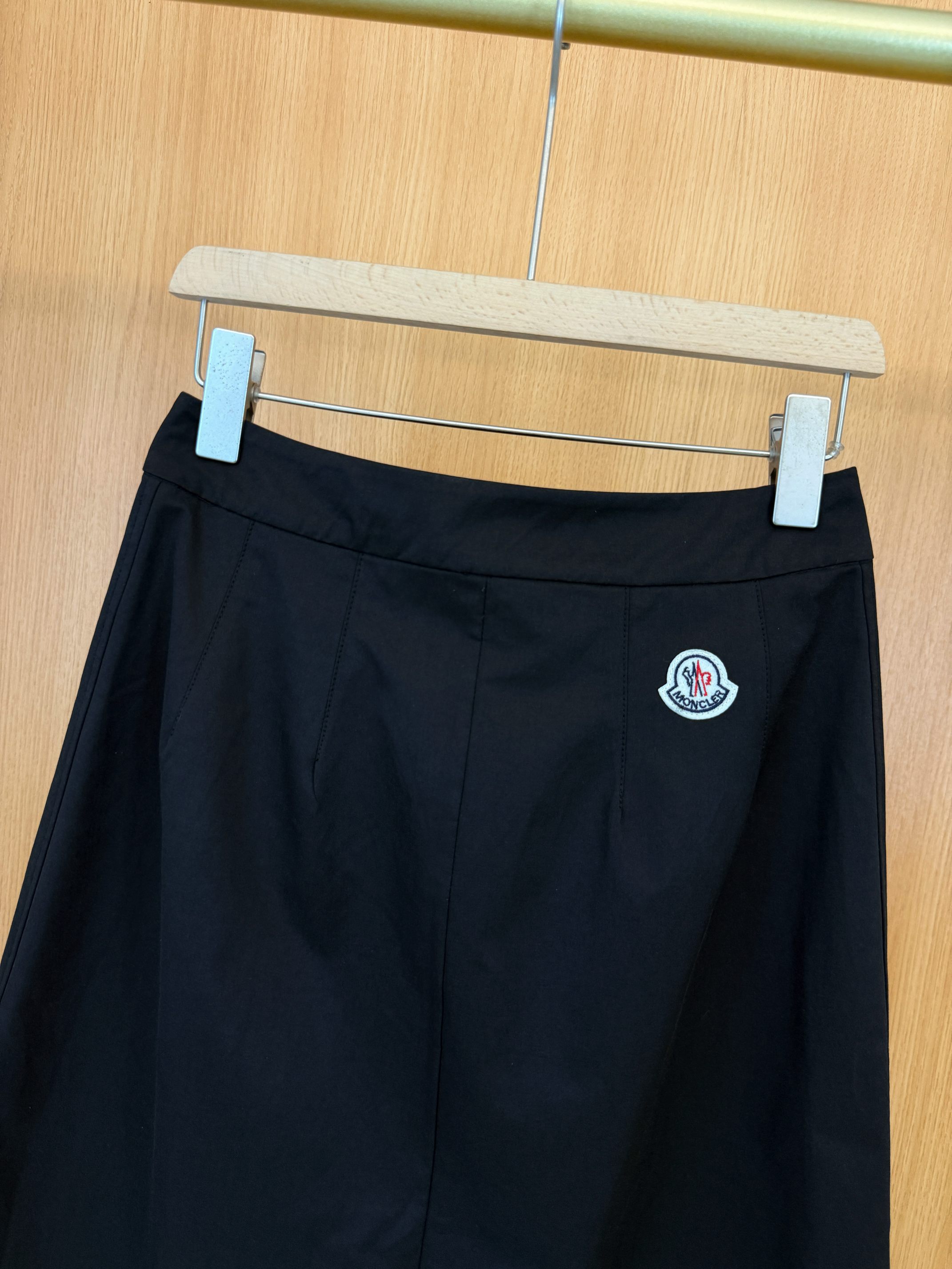 High-end Women’s Clothes with Slashed Fabric Skirt and Custom Hardware Locks - 图片 8