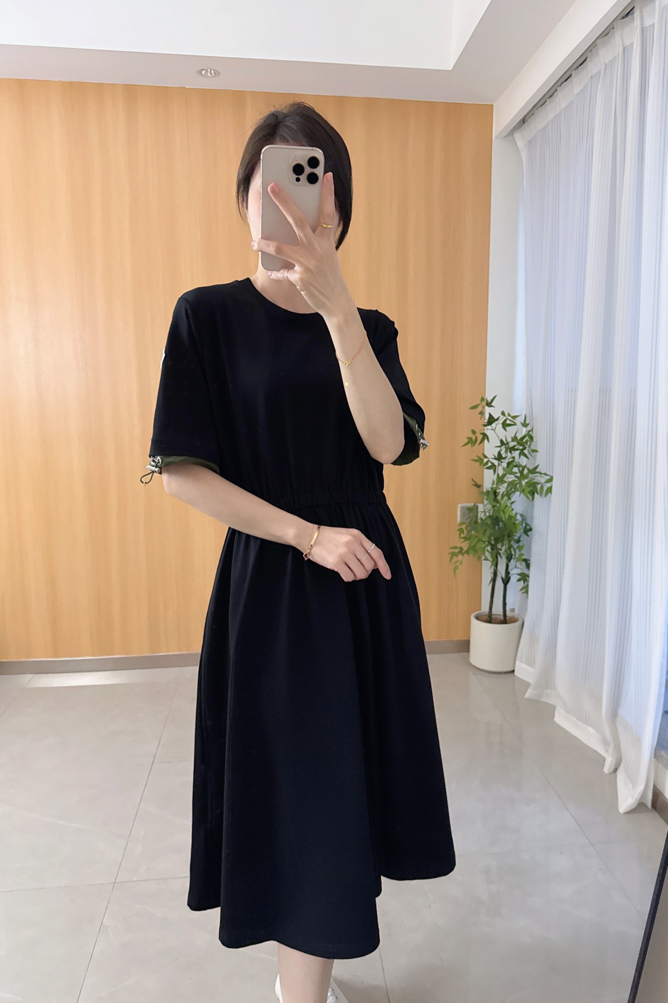 High Quality Women’s Clothes: Moncler’s Colored Dress with Stylish Design - 图片 3