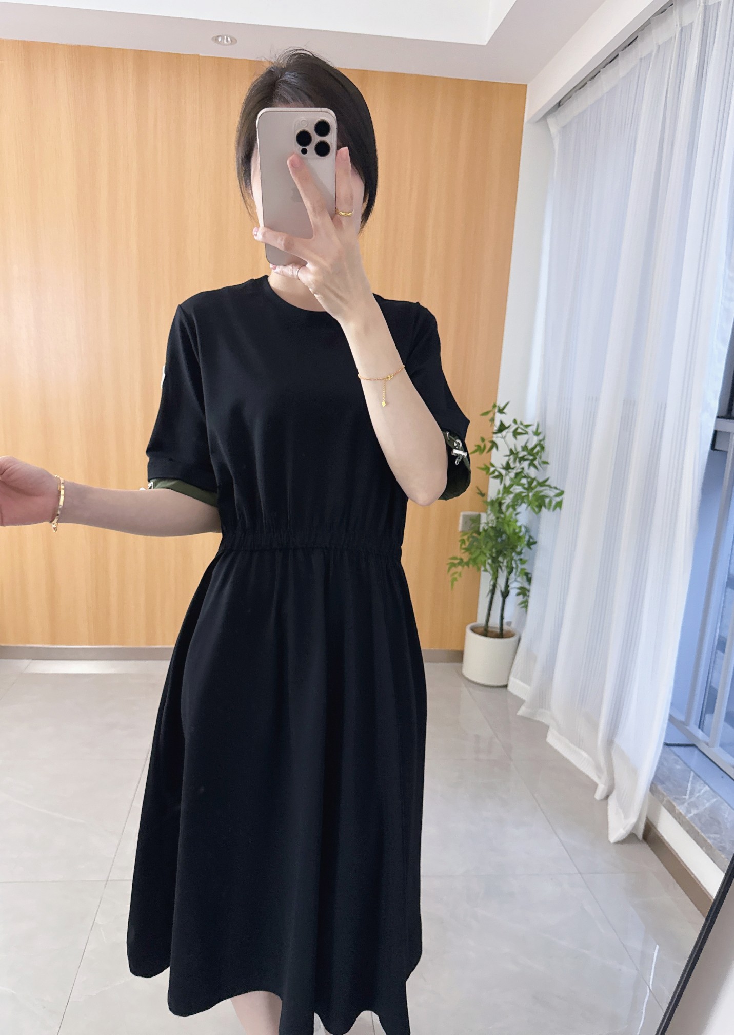 High Quality Women’s Clothes: Moncler’s Colored Dress with Stylish Design - 图片 1