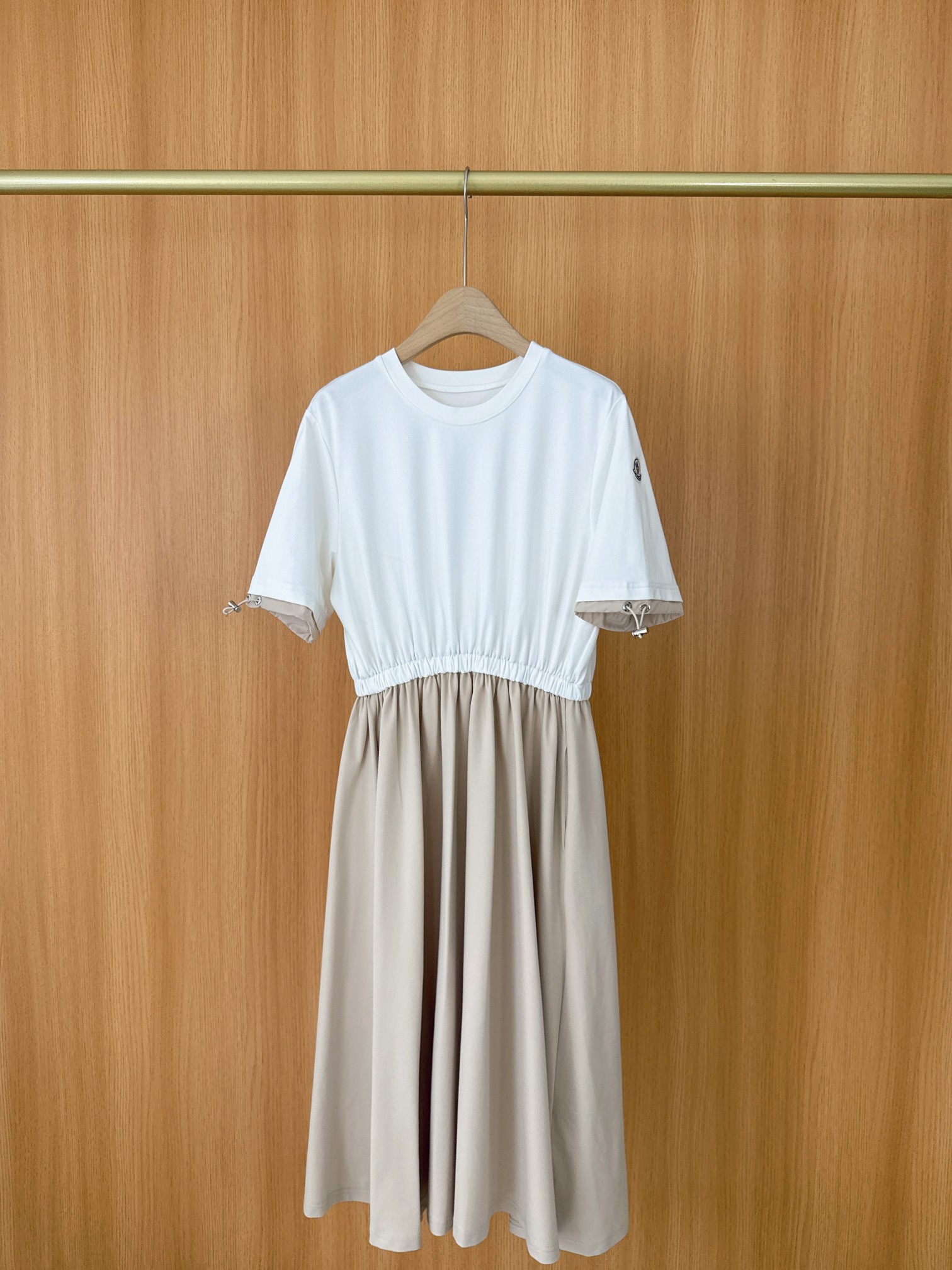 High-Quality Women’s Clothes: Moncler’s Colored Dress with Stylish Design & Exclusive Packaging Zips