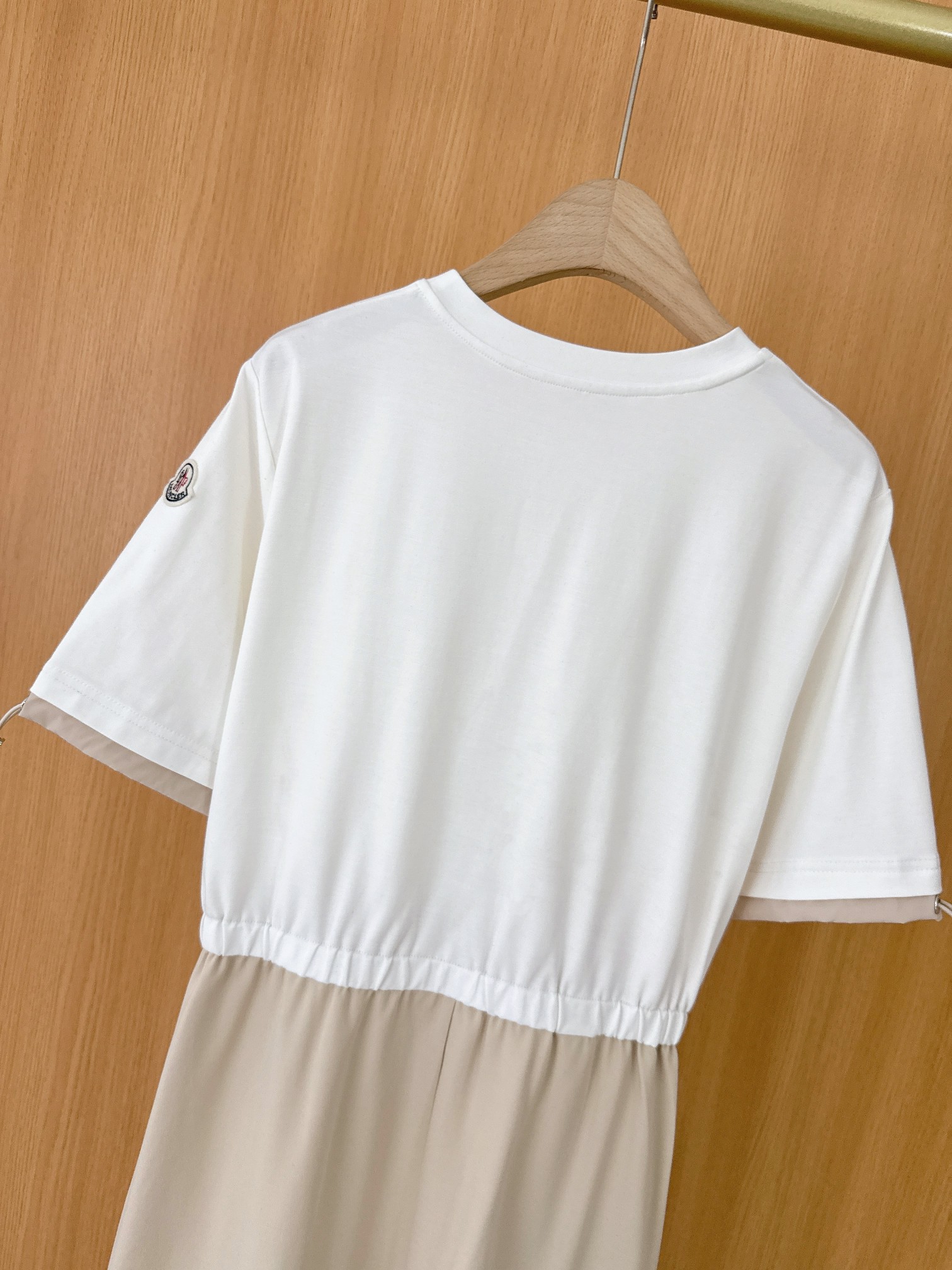 High-Quality Women’s Clothes: Moncler’s Colored Dress with Stylish Design & Exclusive Packaging Zips - 图片 7
