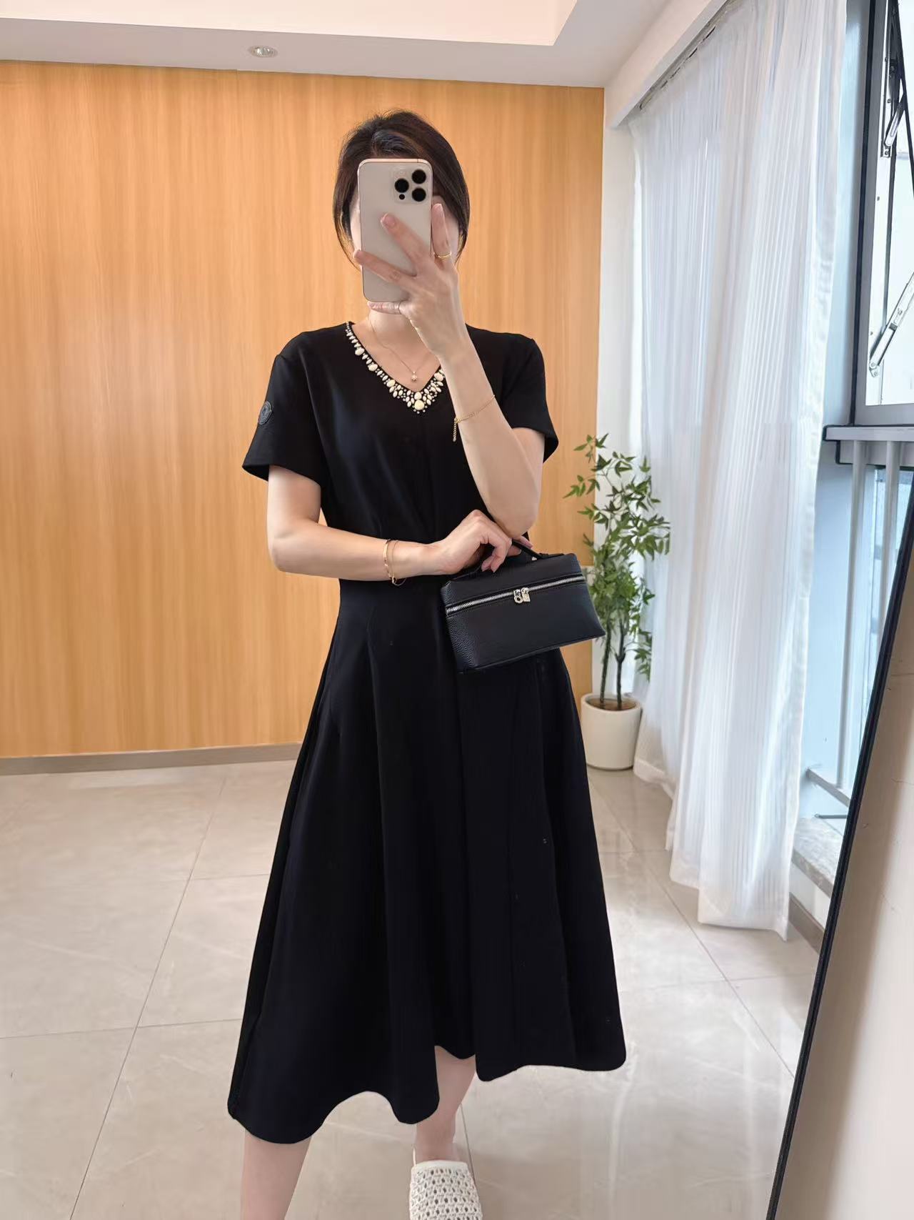 High Quality Women’s Clothes: Elegant Designs with Handmade Details & Unique Zips - 图片 1
