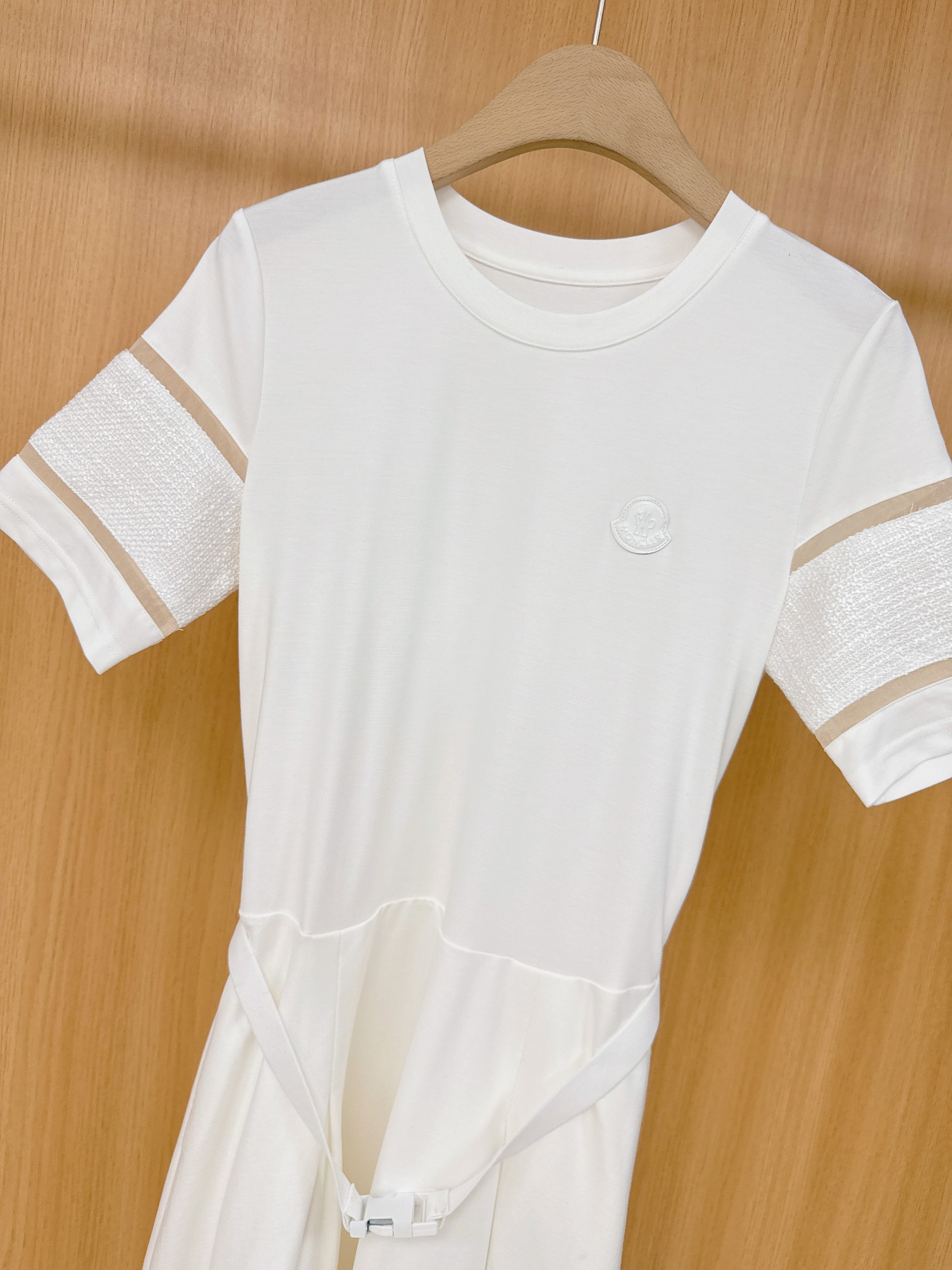 High-Quality Moncler Women’s T-Shirts with Unique Design Elements - 图片 5