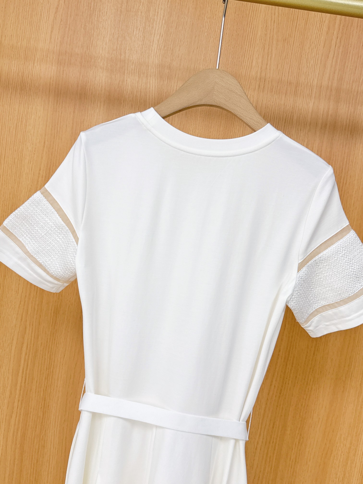 High-Quality Moncler Women’s T-Shirts with Unique Design Elements - 图片 9