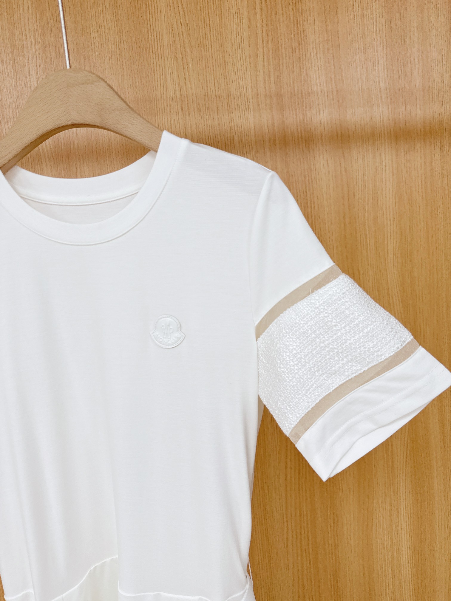 High-Quality Moncler Women’s T-Shirts with Unique Design Elements - 图片 6