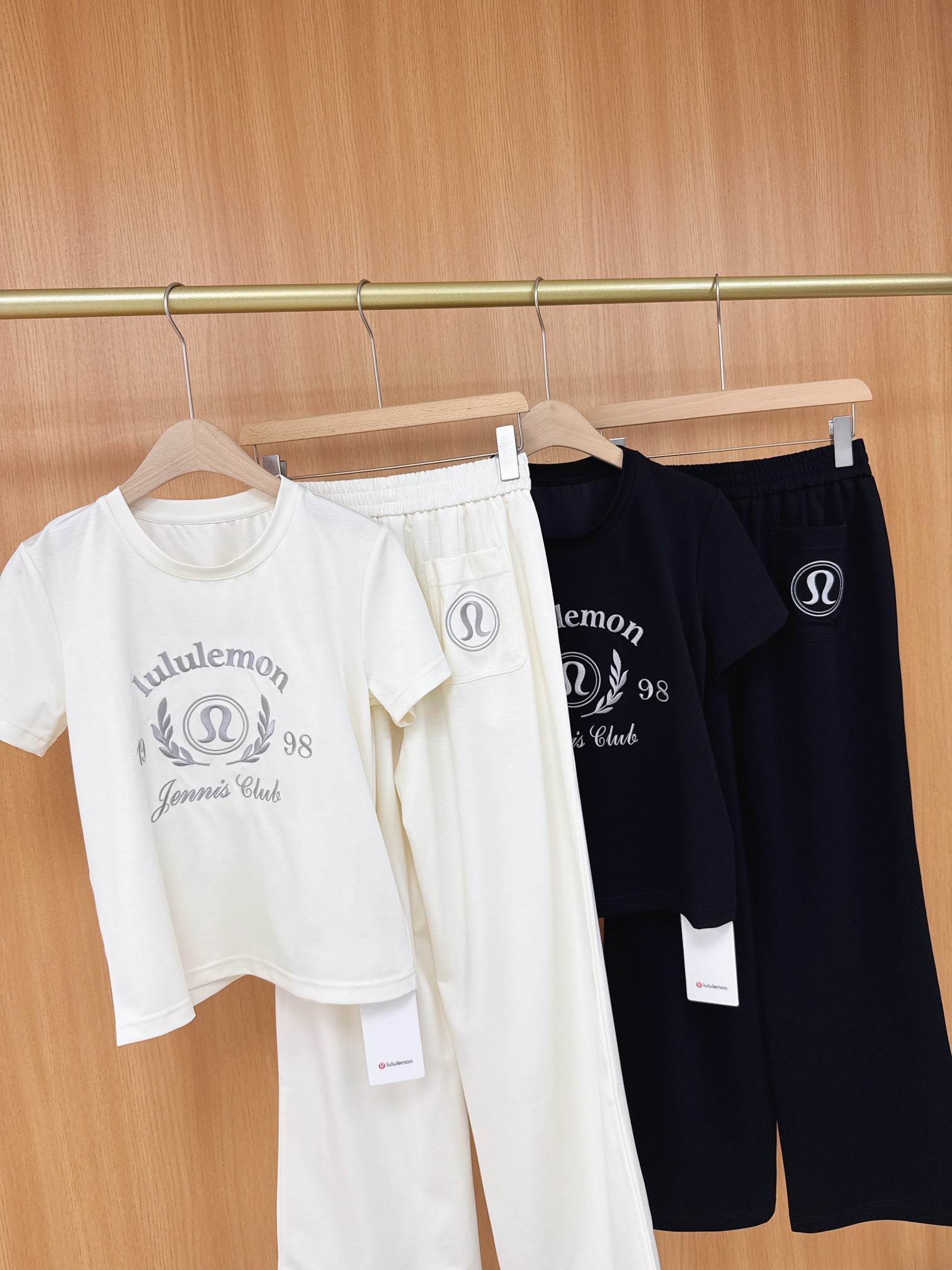 2025 High-end Women’s Suit with Packaging: Lulu Lemon Embroidered Shorts & Cosmopolitan T-shirts - 图片 3