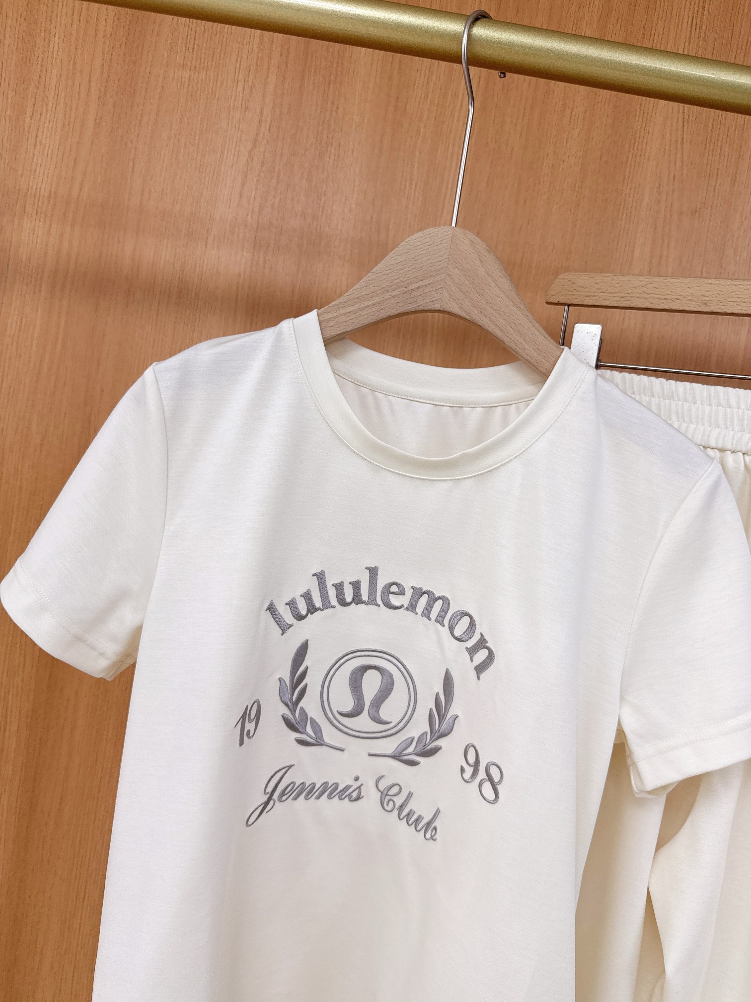 2025 High-End Women’s Suit: Lulu Lemon Embroidered Shorts and Cosmopolitan T-shirts Collection - 图片 5