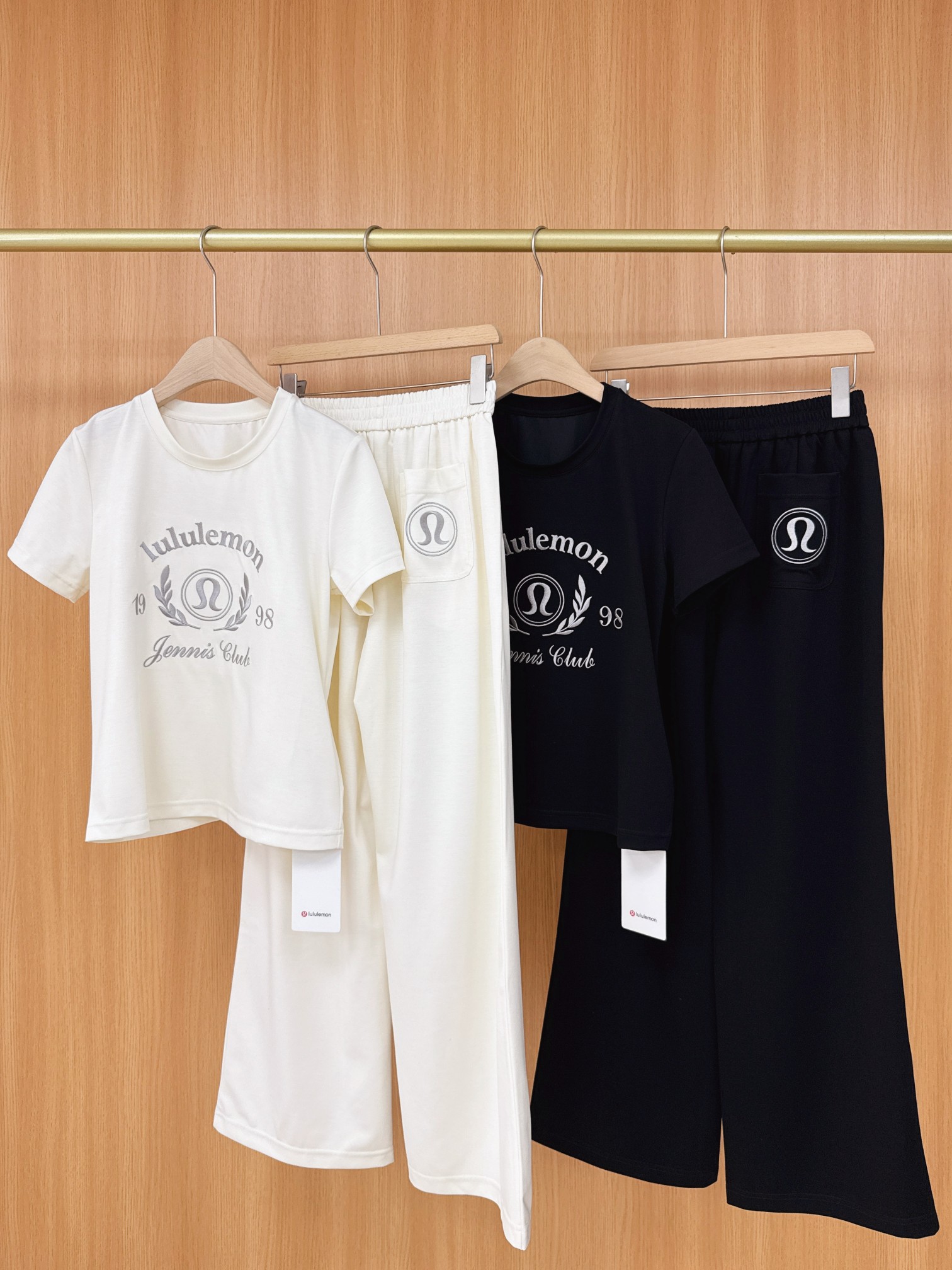 2025 High-end Women’s Suit with Packaging: Lulu Lemon Embroidered Shorts & Cosmopolitan T-shirts - 图片 2