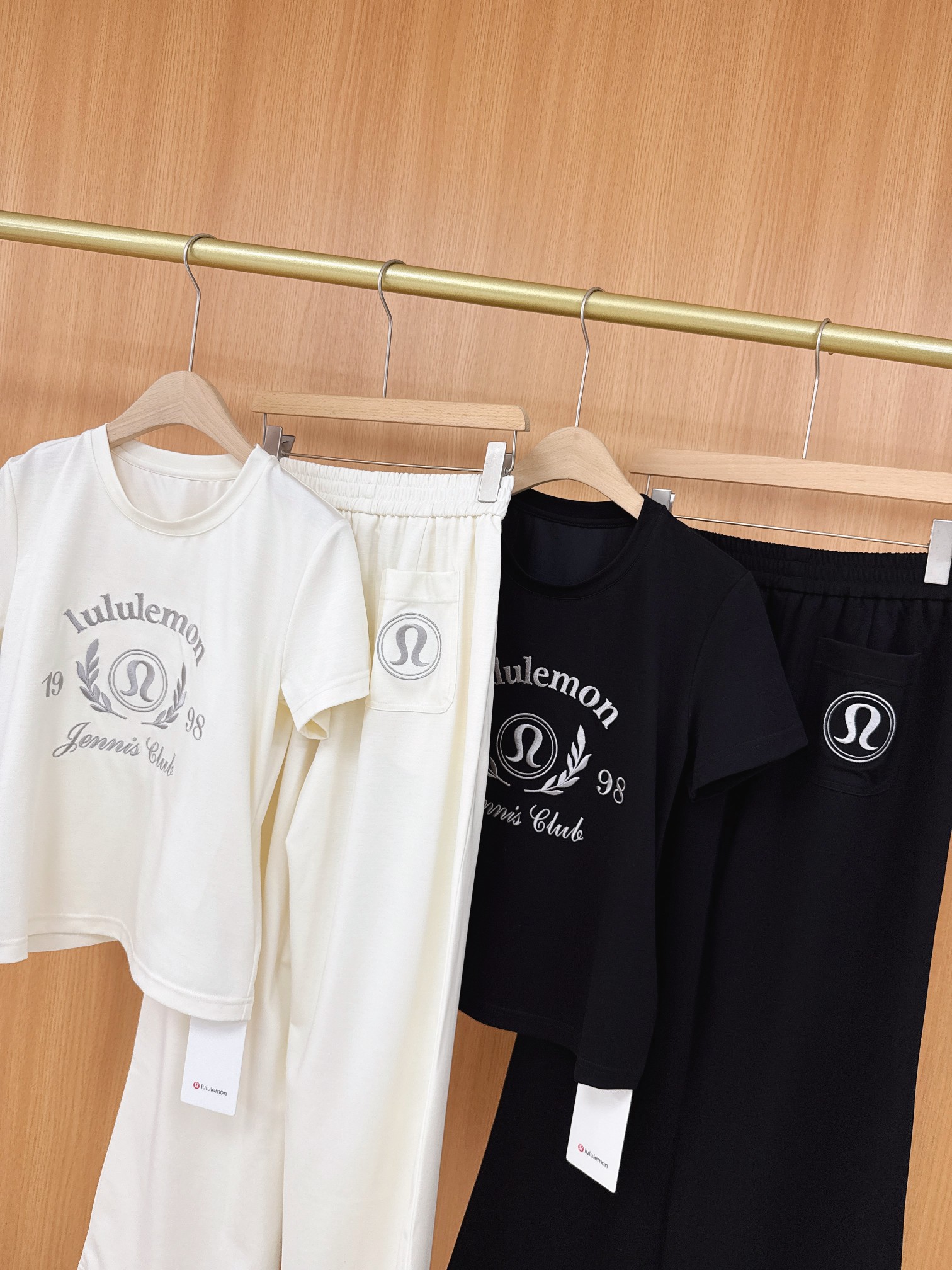 2025 High-end Women’s Suit with Packaging: Lulu Lemon Embroidered Shorts & Cosmopolitan T-shirts - 图片 4