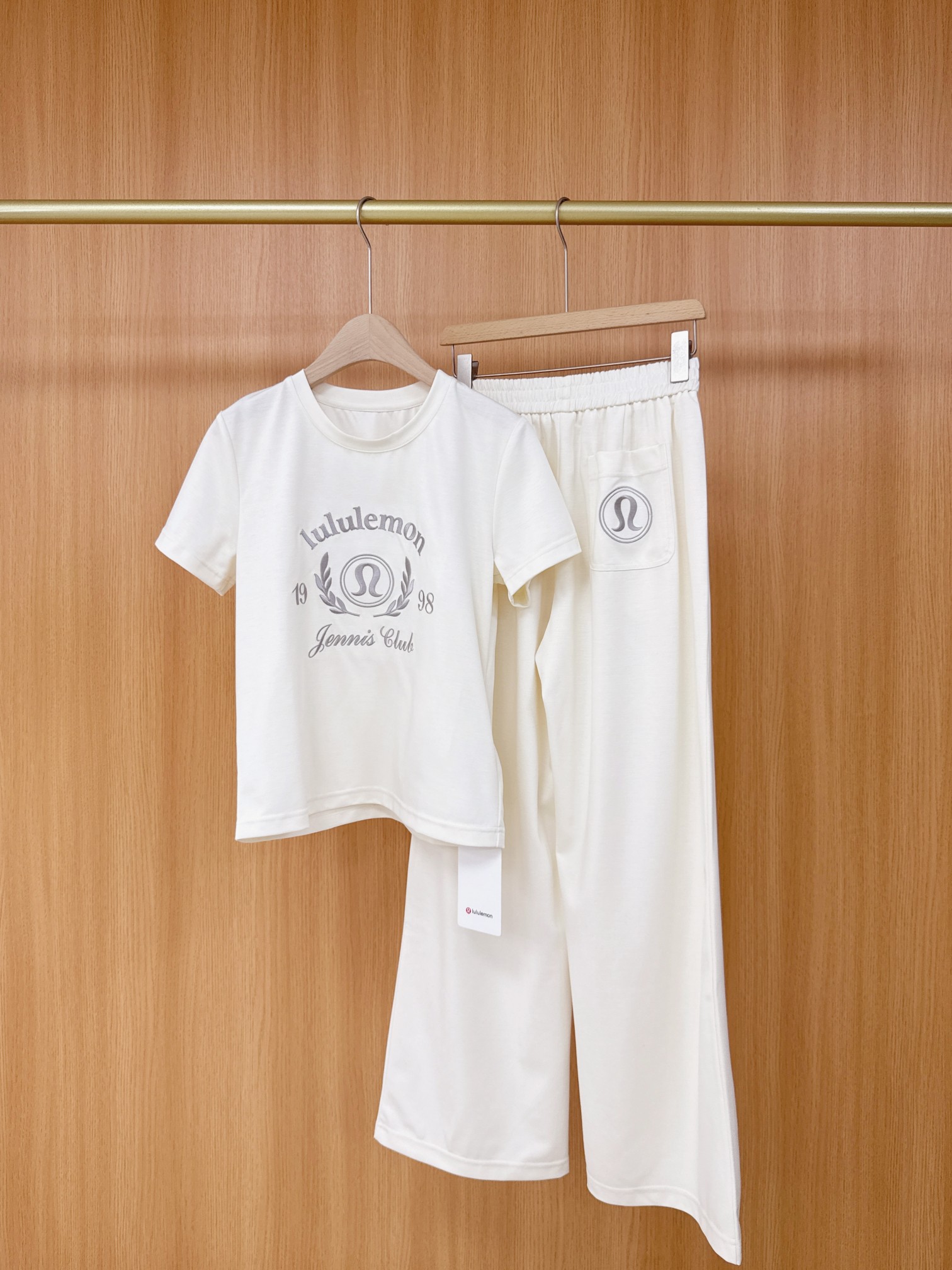 2025 High-End Women’s Suit: Lulu Lemon Embroidered Shorts and Cosmopolitan T-shirts Collection