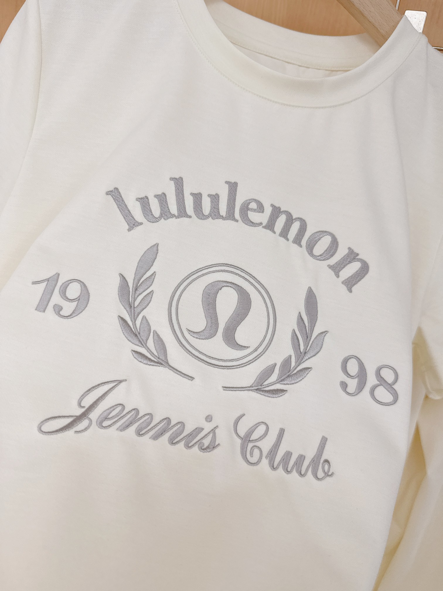 2025 High-End Women’s Suit: Lulu Lemon Embroidered Shorts and Cosmopolitan T-shirts Collection - 图片 7