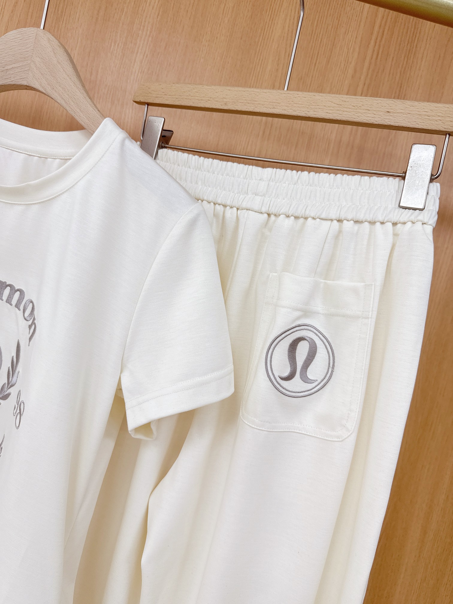 2025 High-End Women’s Suit: Lulu Lemon Embroidered Shorts and Cosmopolitan T-shirts Collection - 图片 6