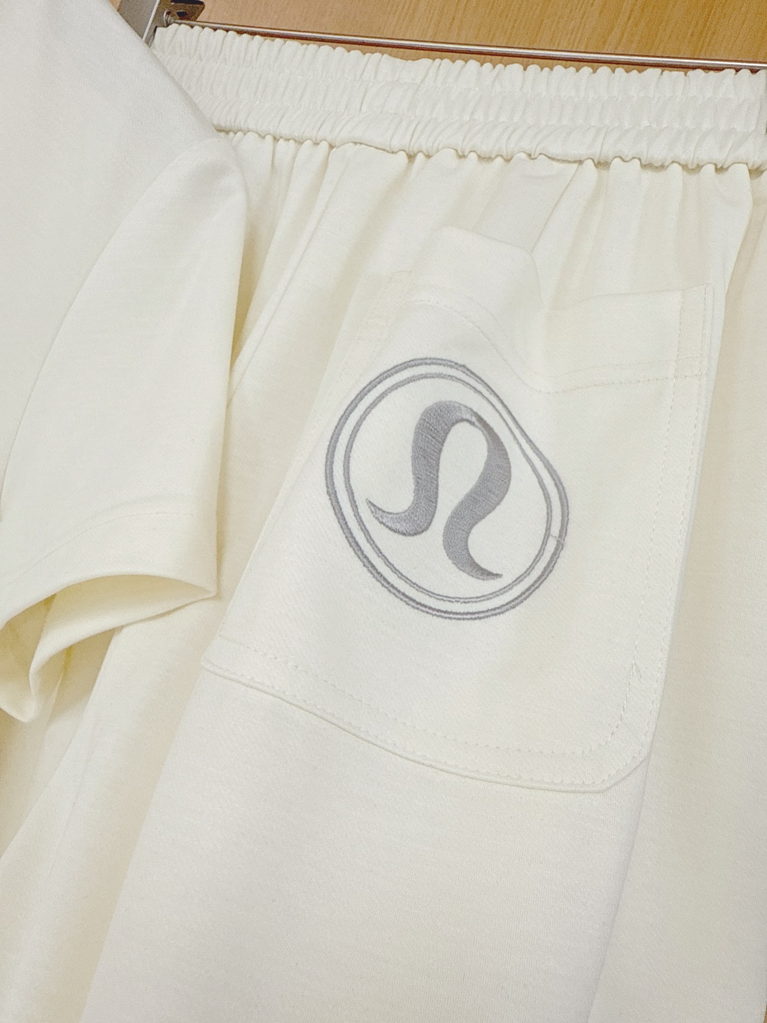 2025 High-End Women’s Suit: Lulu Lemon Embroidered Shorts and Cosmopolitan T-shirts Collection - 图片 8