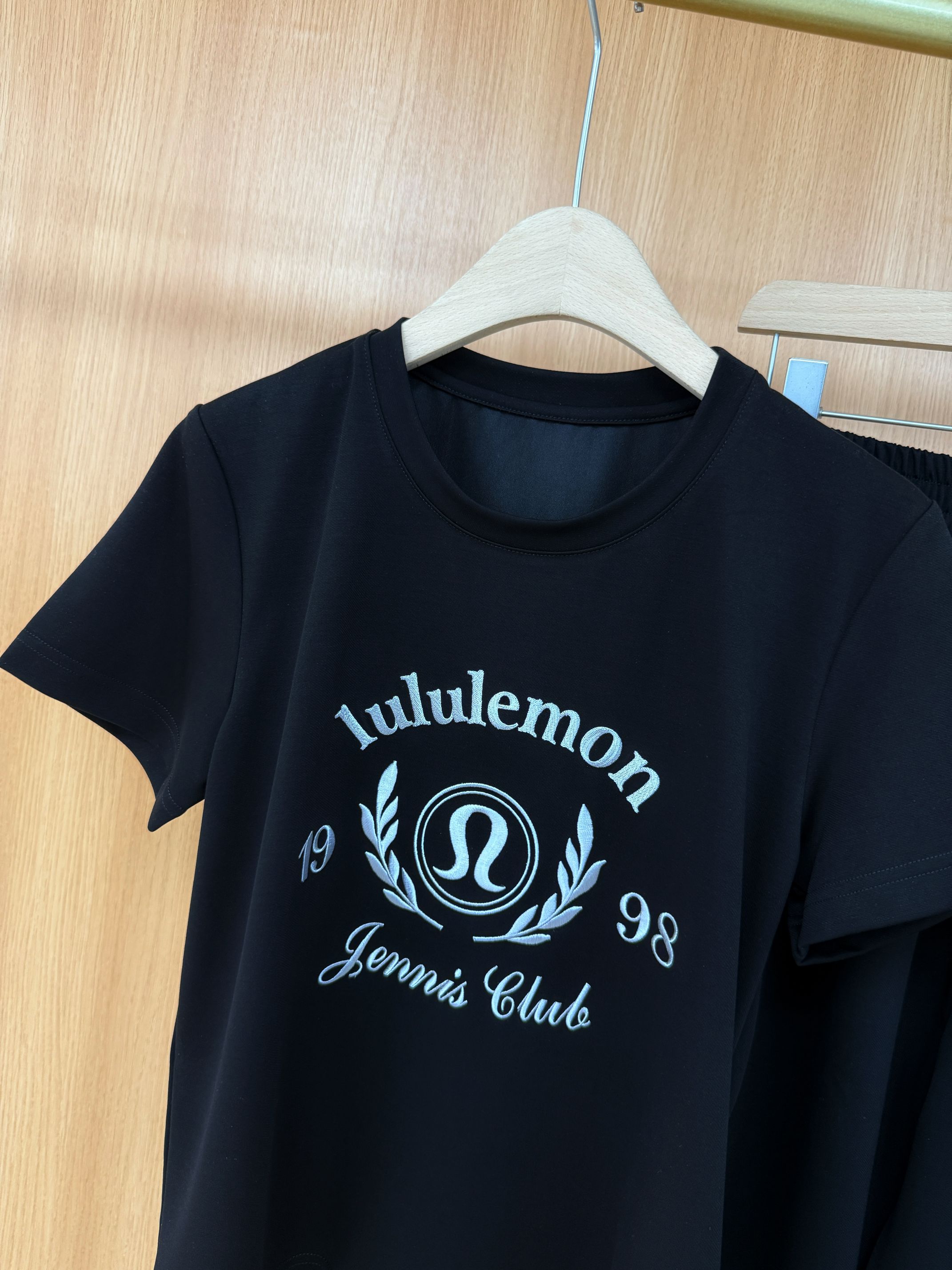 2025 High-end Women’s Suit with Packaging: Lulu Lemon Embroidered Shorts & Cosmopolitan T-shirts - 图片 5