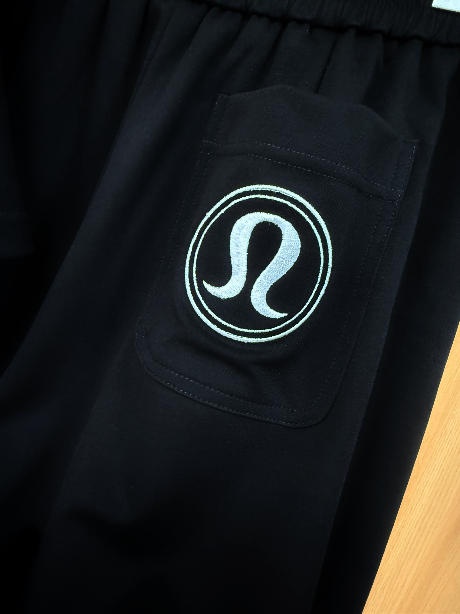 2025 High-end Women’s Suit with Packaging: Lulu Lemon Embroidered Shorts & Cosmopolitan T-shirts - 图片 8