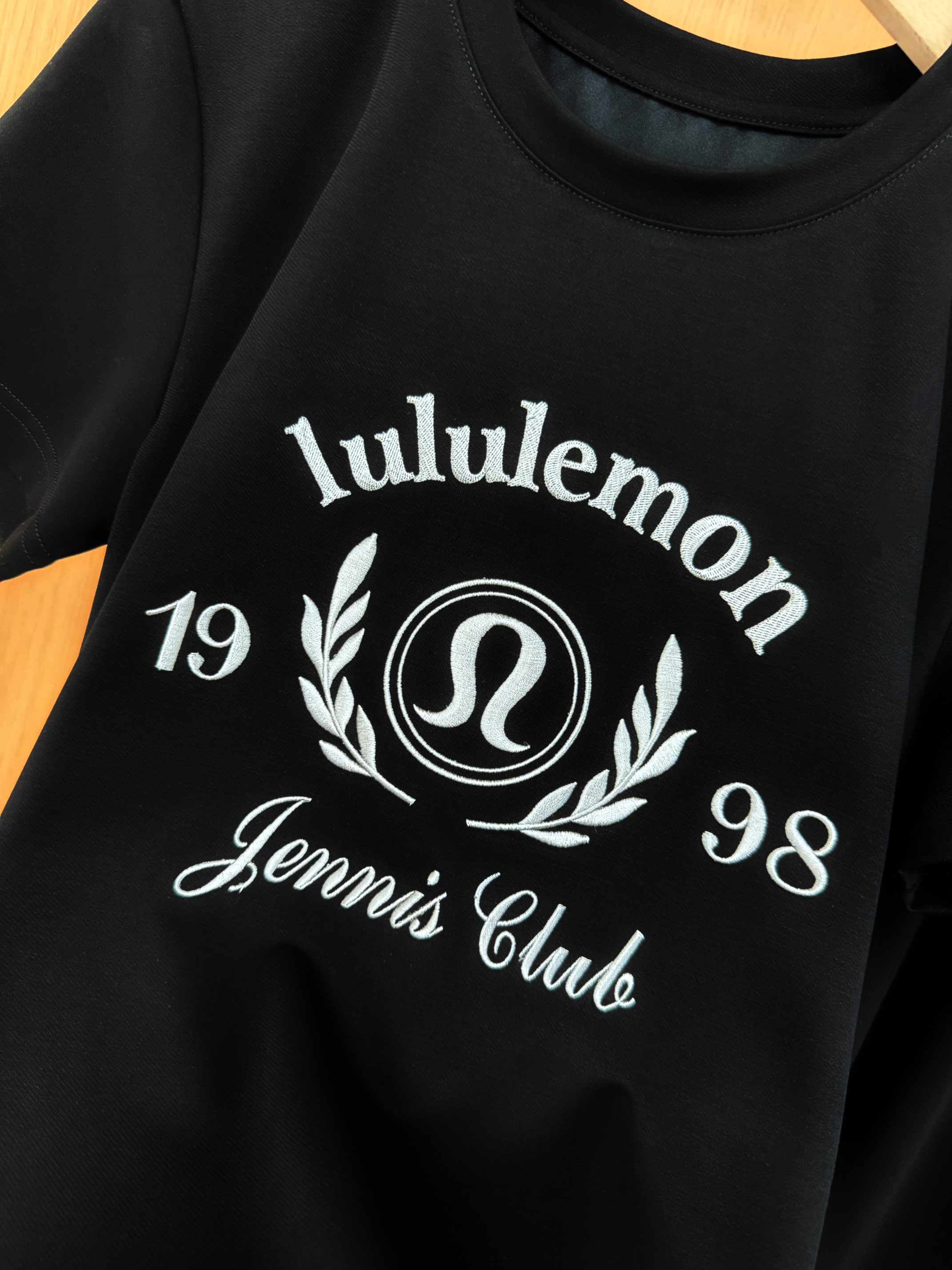 2025 High-end Women’s Suit with Packaging: Lulu Lemon Embroidered Shorts & Cosmopolitan T-shirts - 图片 7