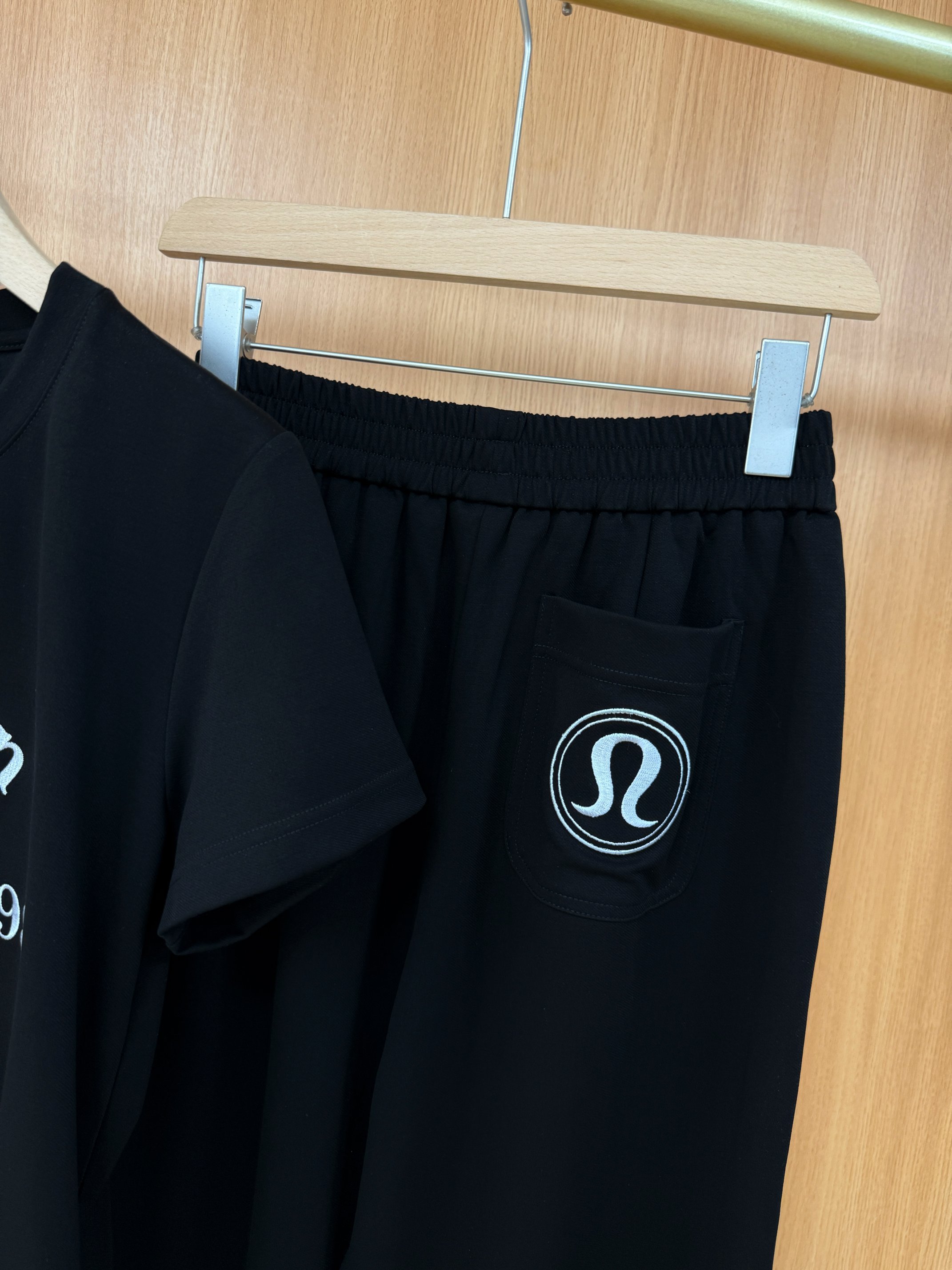 2025 High-end Women’s Suit with Packaging: Lulu Lemon Embroidered Shorts & Cosmopolitan T-shirts - 图片 6