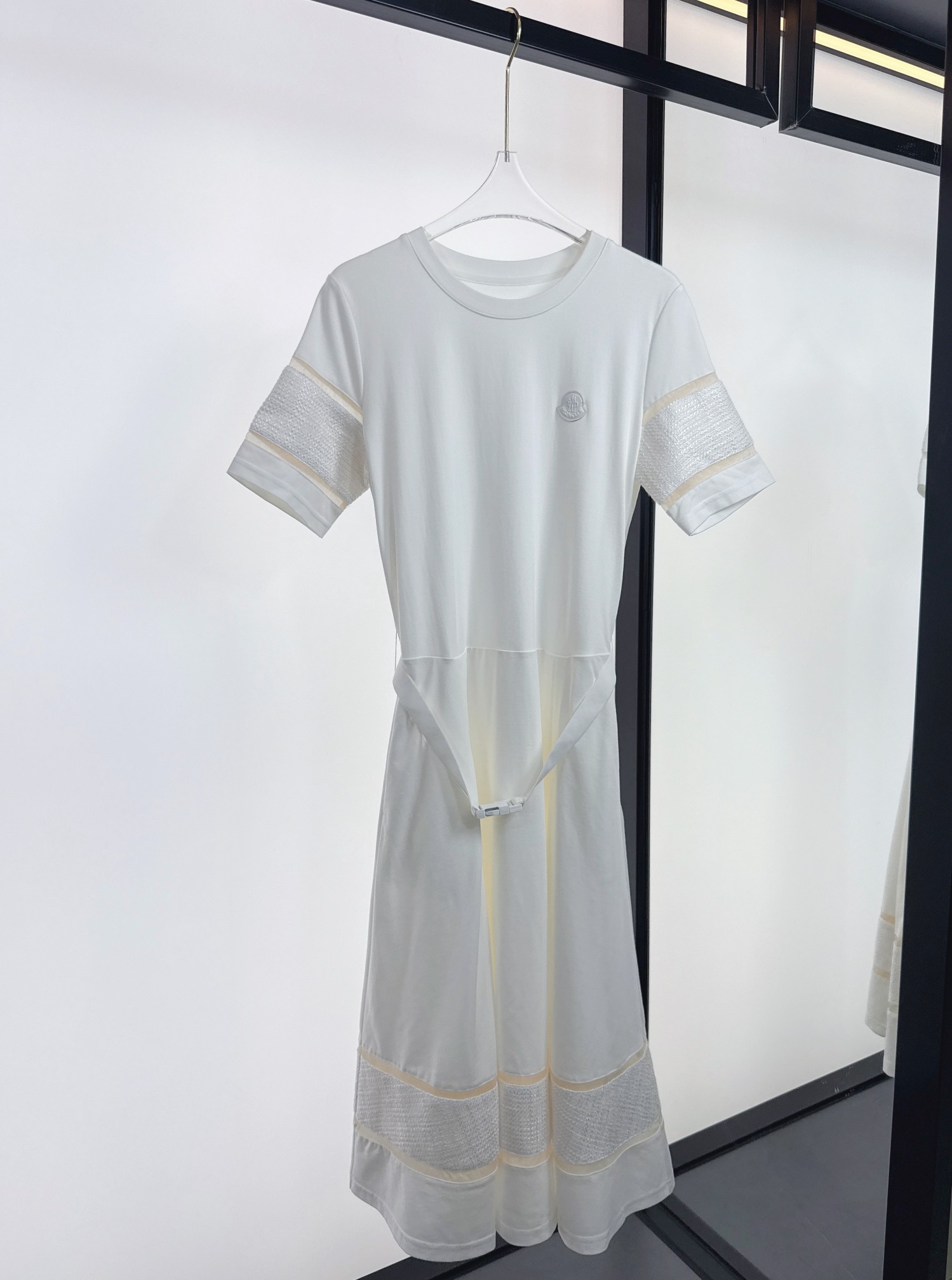 New Moncler Women’s Clothes 2025: High Quality with Unique Design Elements - 图片 1