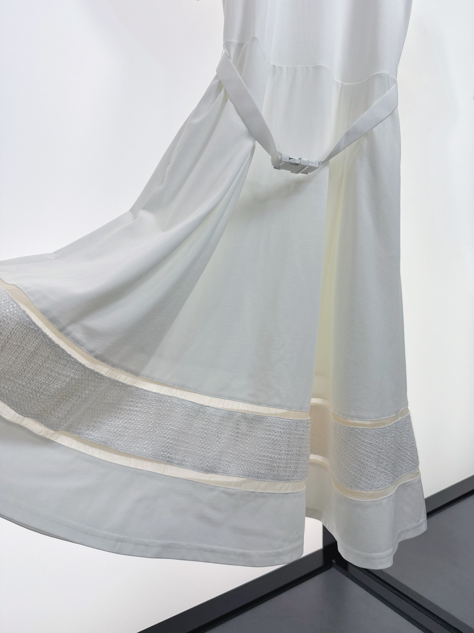 New Moncler Women’s Clothes 2025: High Quality with Unique Design Elements - 图片 7