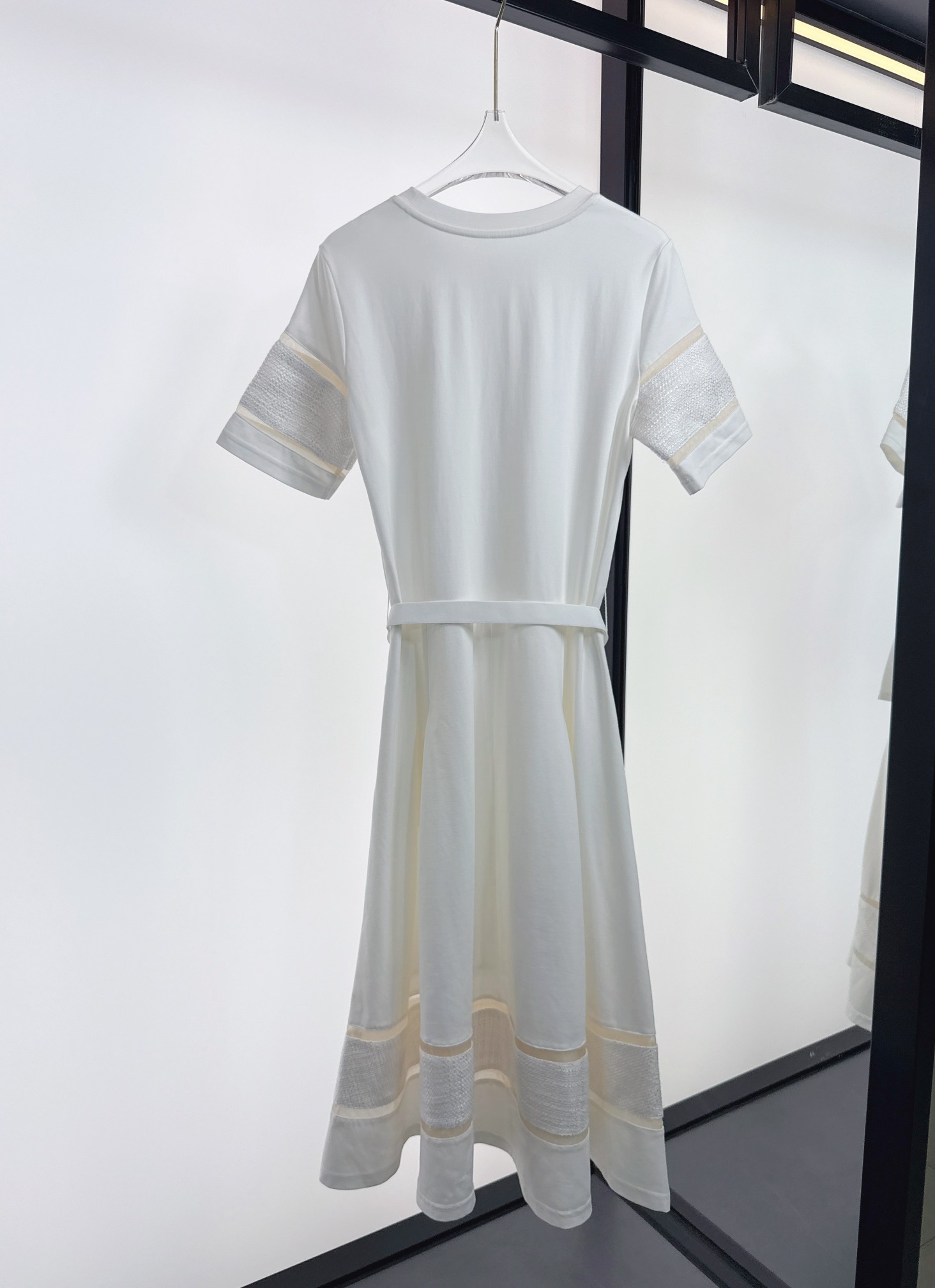 New Moncler Women’s Clothes 2025: High Quality with Unique Design Elements - 图片 9