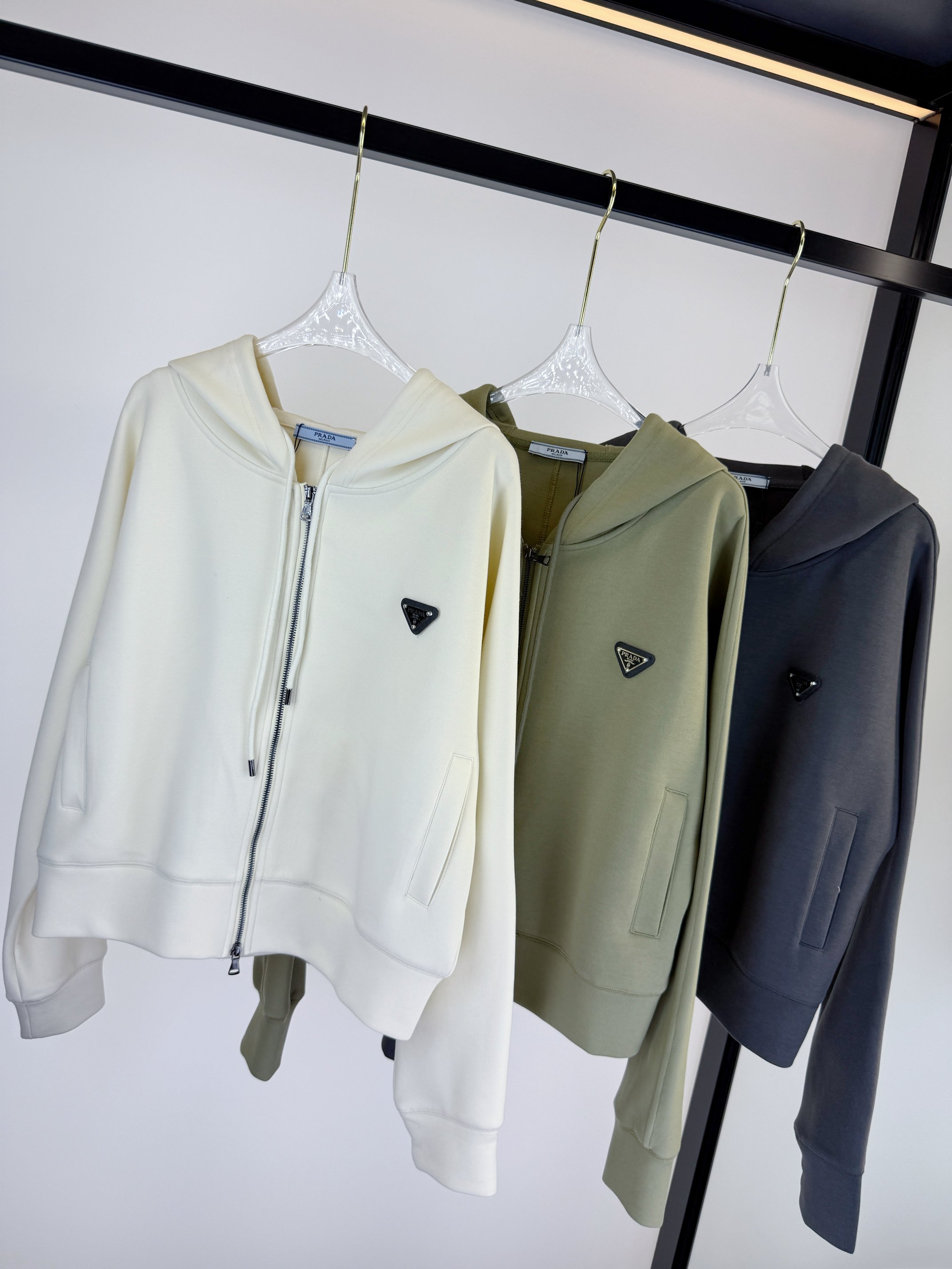 “High-End Quality Women’s Clothes with Unique NewPradala Chain Guard for Autumn” - 图片 9