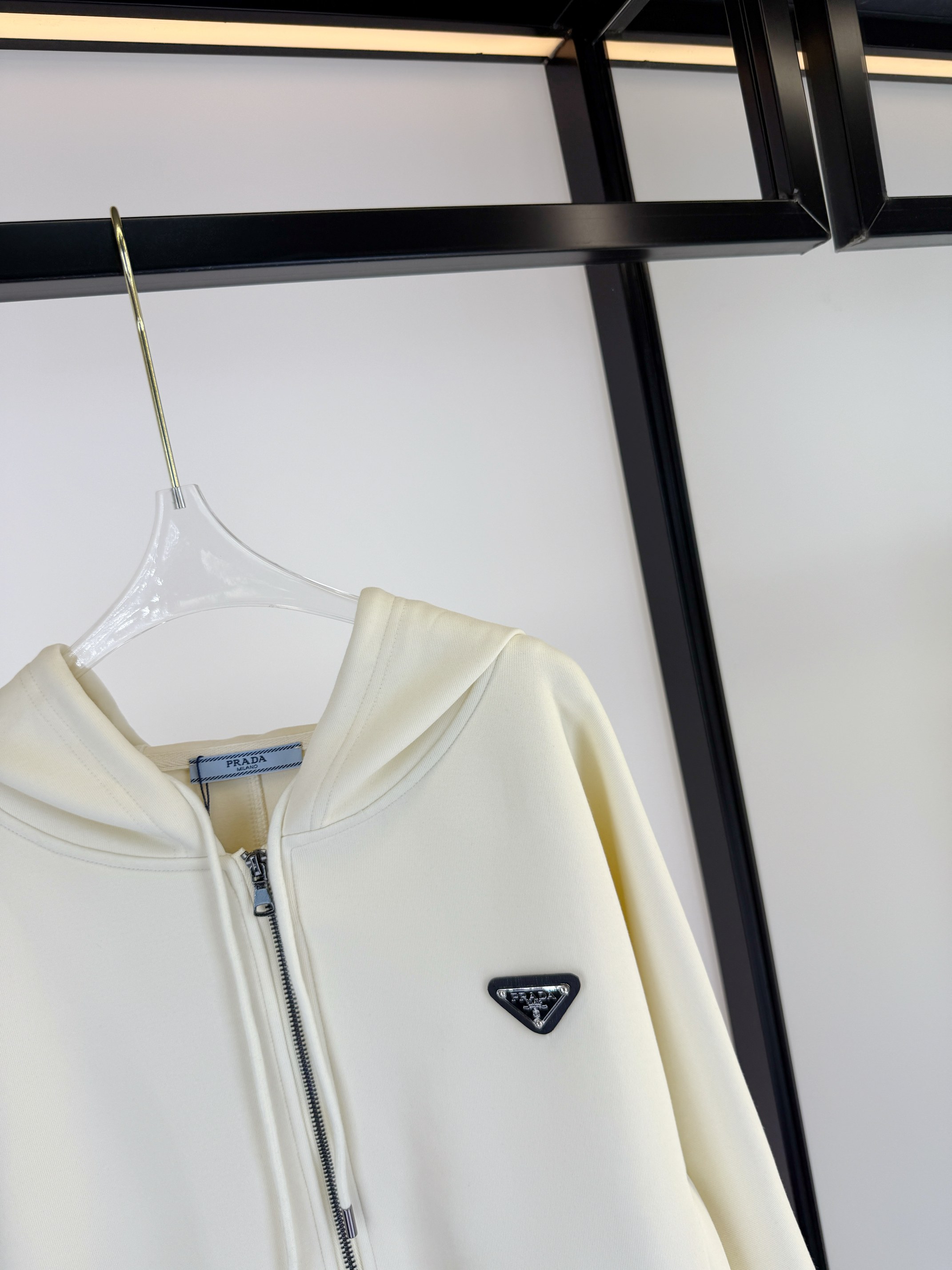 “High-End Quality Women’s Clothes with Unique NewPradala Chain Guard for Autumn” - 图片 5