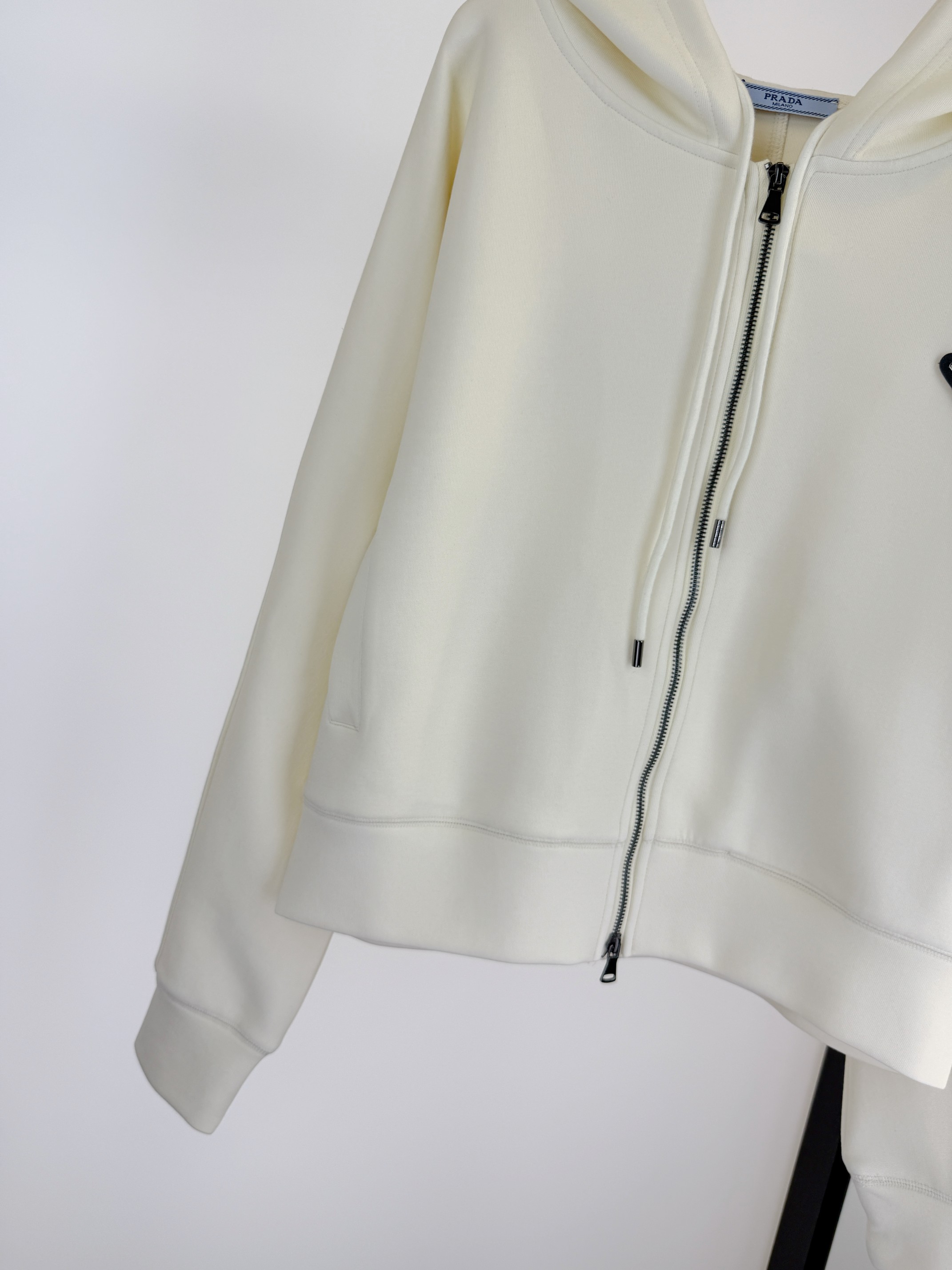 “High-End Quality Women’s Clothes with Unique NewPradala Chain Guard for Autumn” - 图片 4