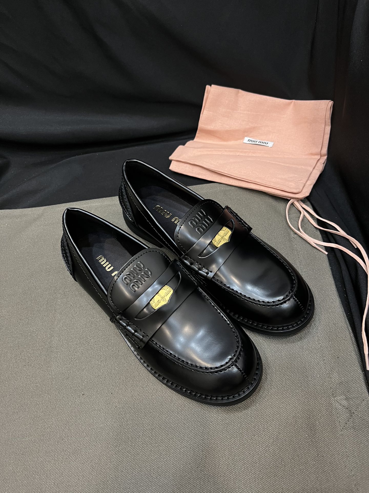 MiuMiu Sapatos Loafers Chamas