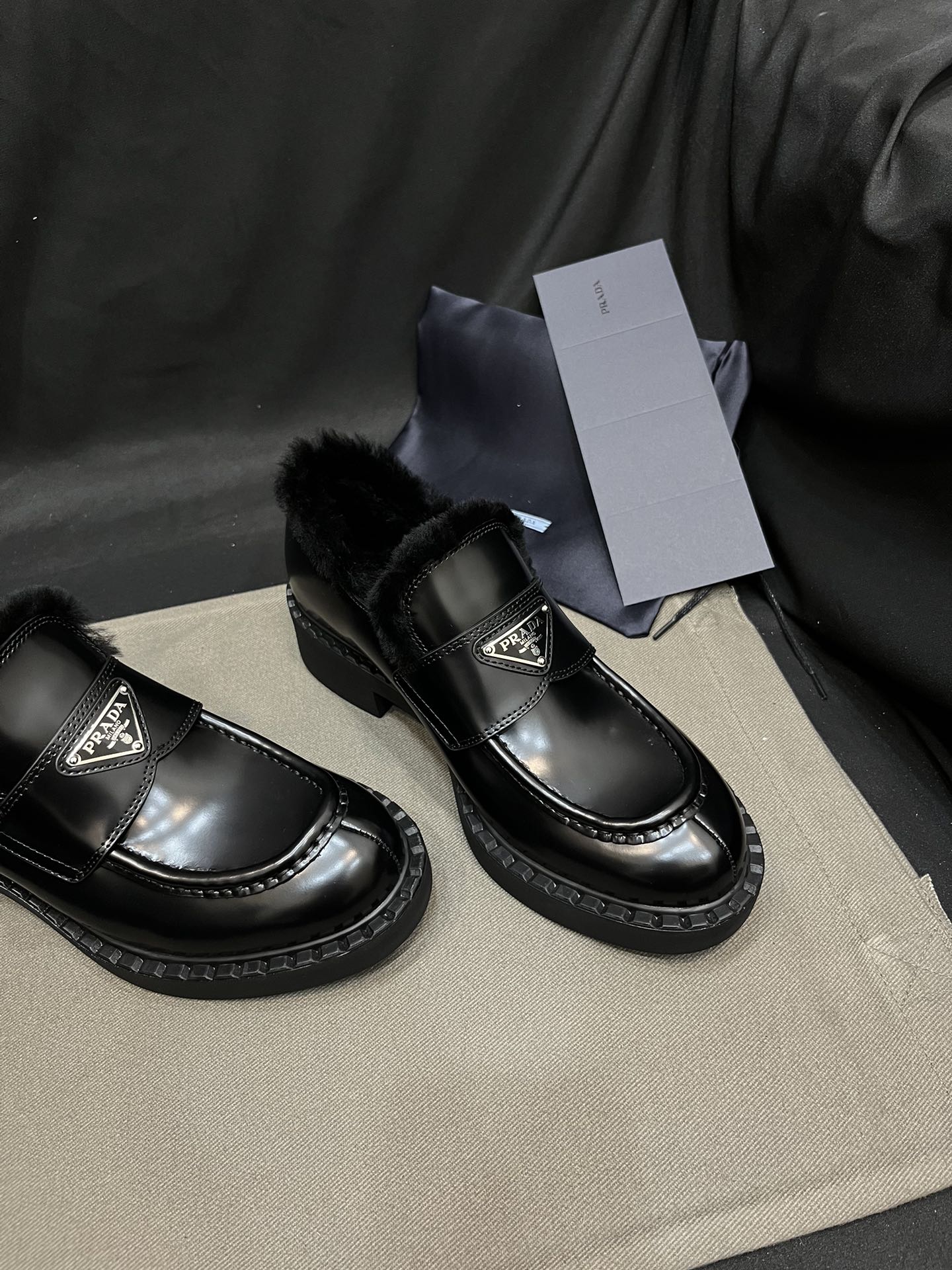 Prada Sapatos Loafers Pele de vitelo Couro vaca TPU Lã