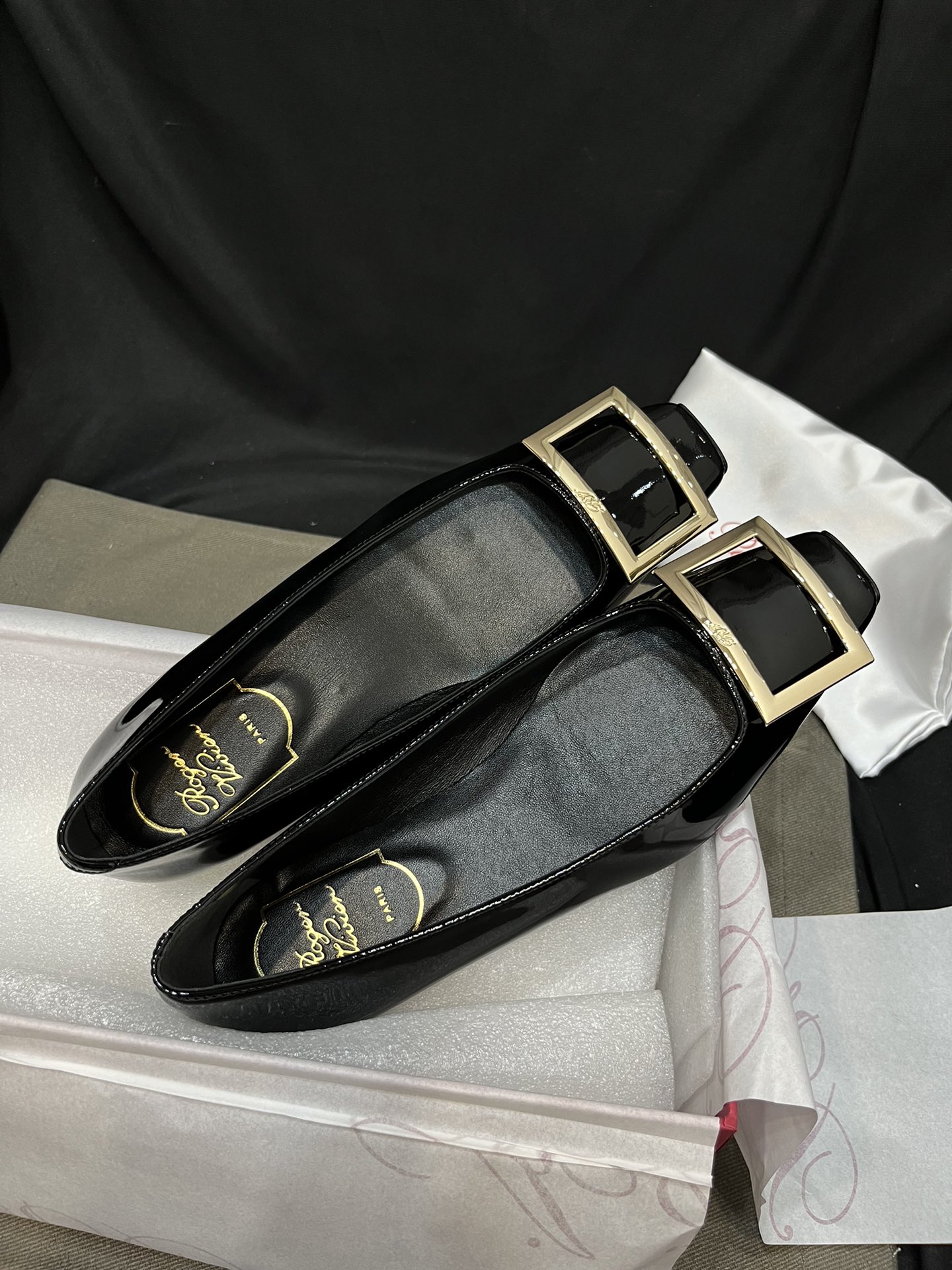 Roger Vivier Sapatos de Camada Única Hardware Dourado Couro envernizado Pele de carneiro