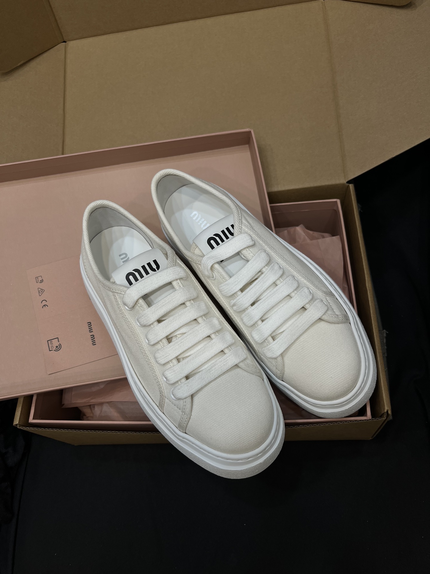 MiuMiu Sapatos de Skate Sapatos Casuais Branco Canvas Colecção Primavera/Verão