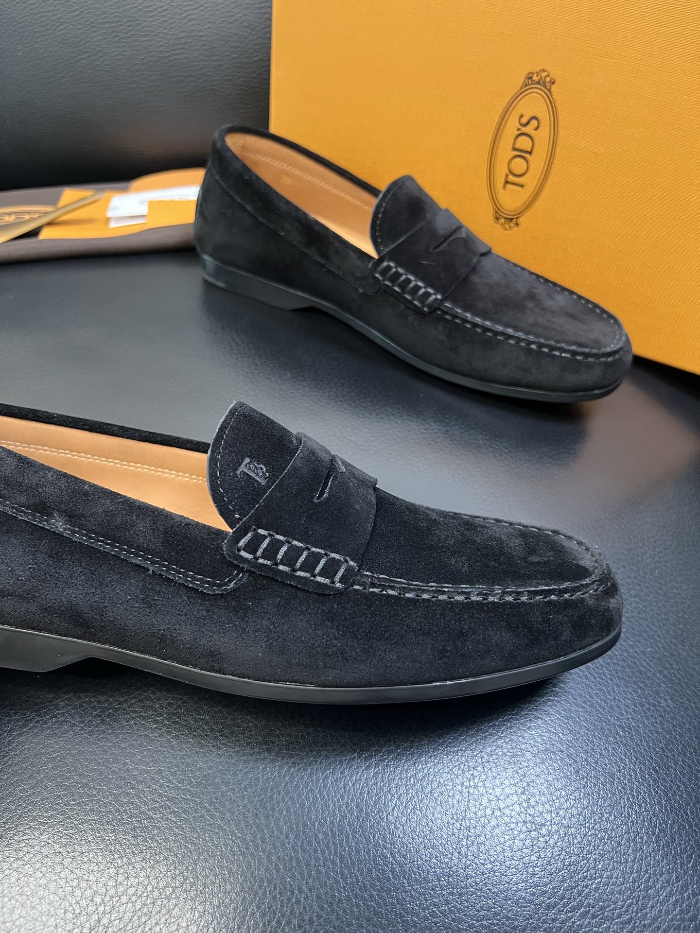 Tods 高品质 顶级代购 托德斯 专柜新款，原厂配置意大利进口牛皮面料，高品质复杂拼接工艺，经典的外观