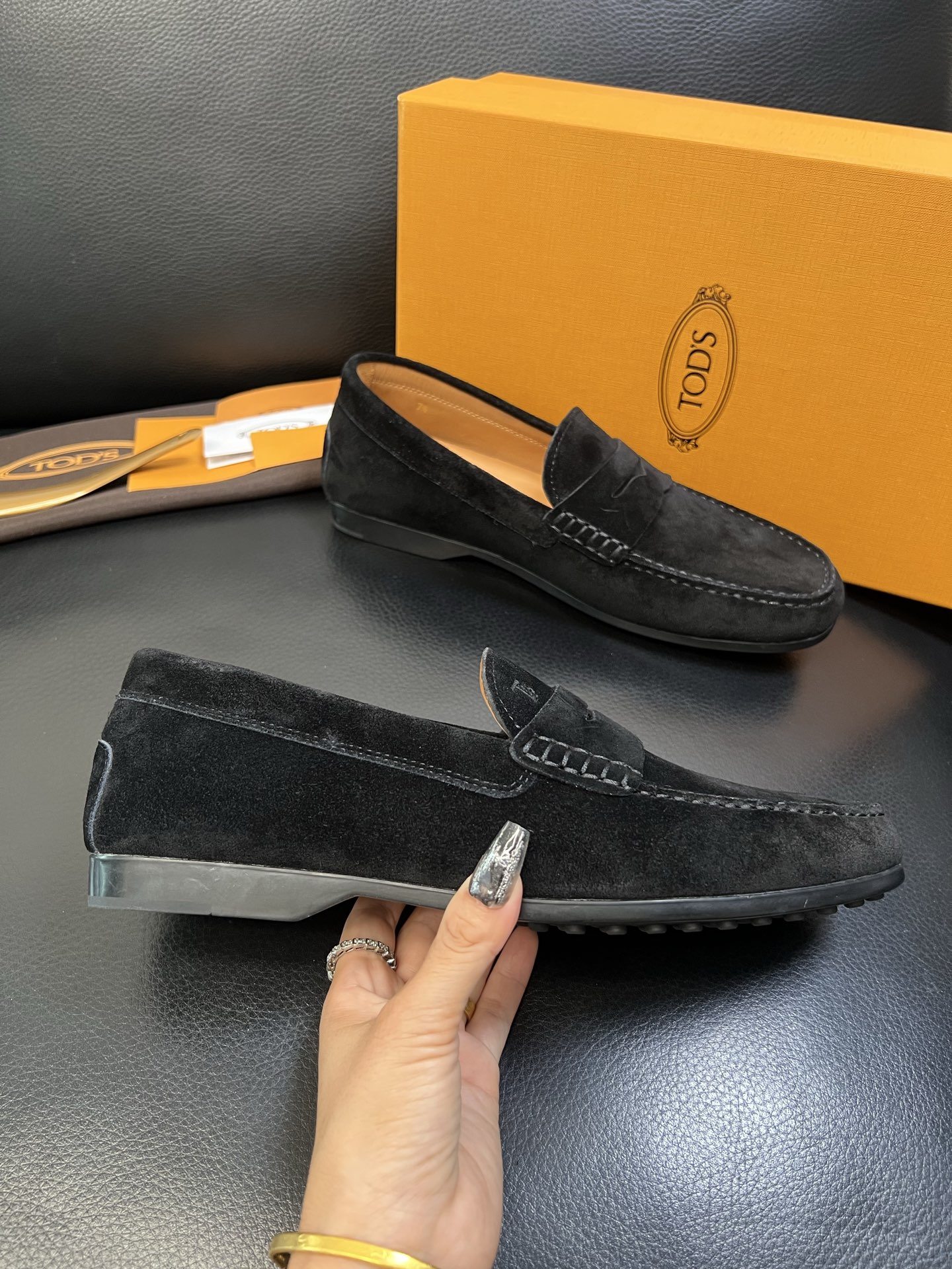 Tods 高品质 顶级代购 托德斯 专柜新款，原厂配置意大利进口牛皮面料，高品质复杂拼接工艺，经典的外观