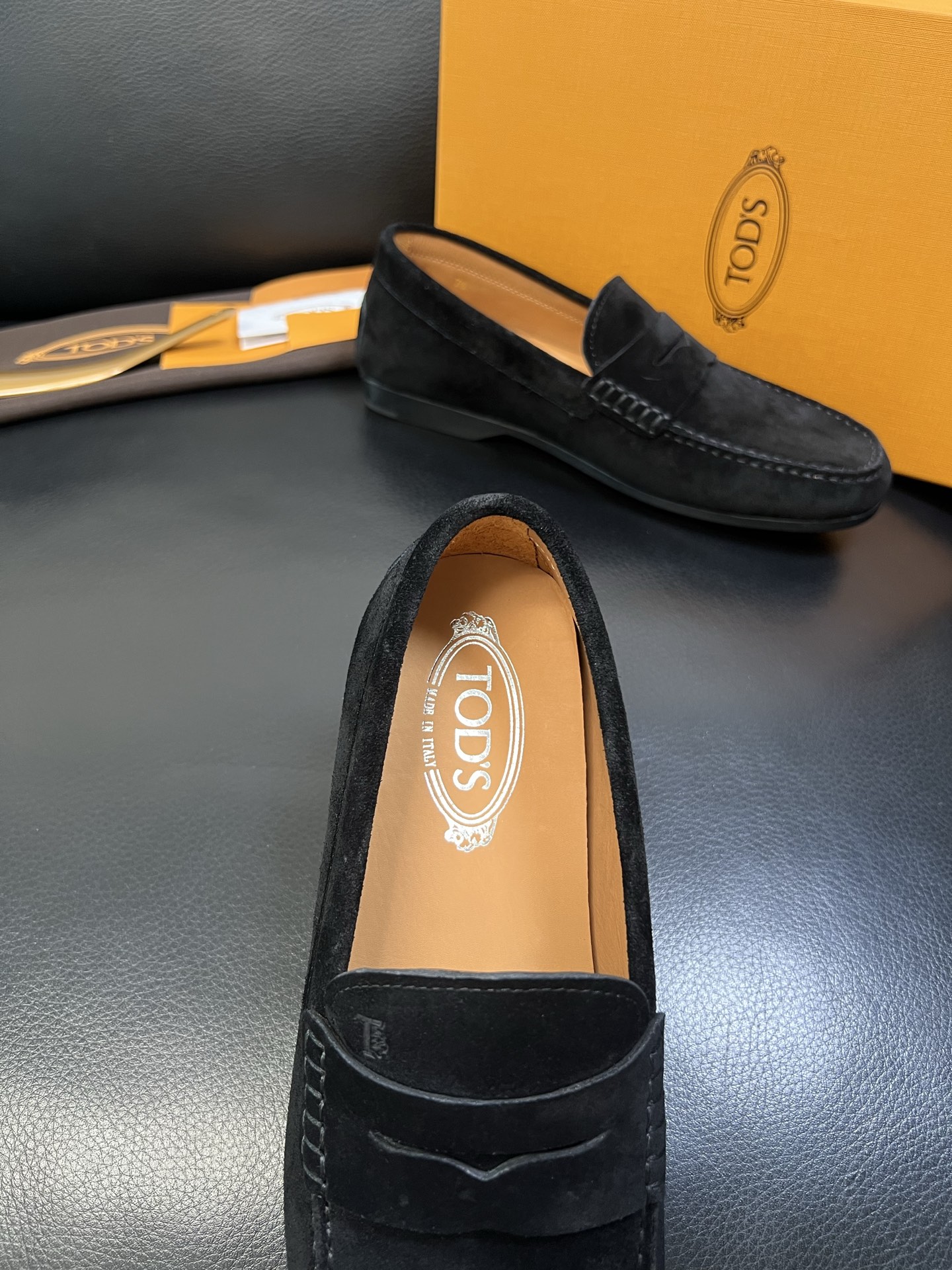 Tods 高品质 顶级代购 托德斯 专柜新款，原厂配置意大利进口牛皮面料，高品质复杂拼接工艺，经典的外观