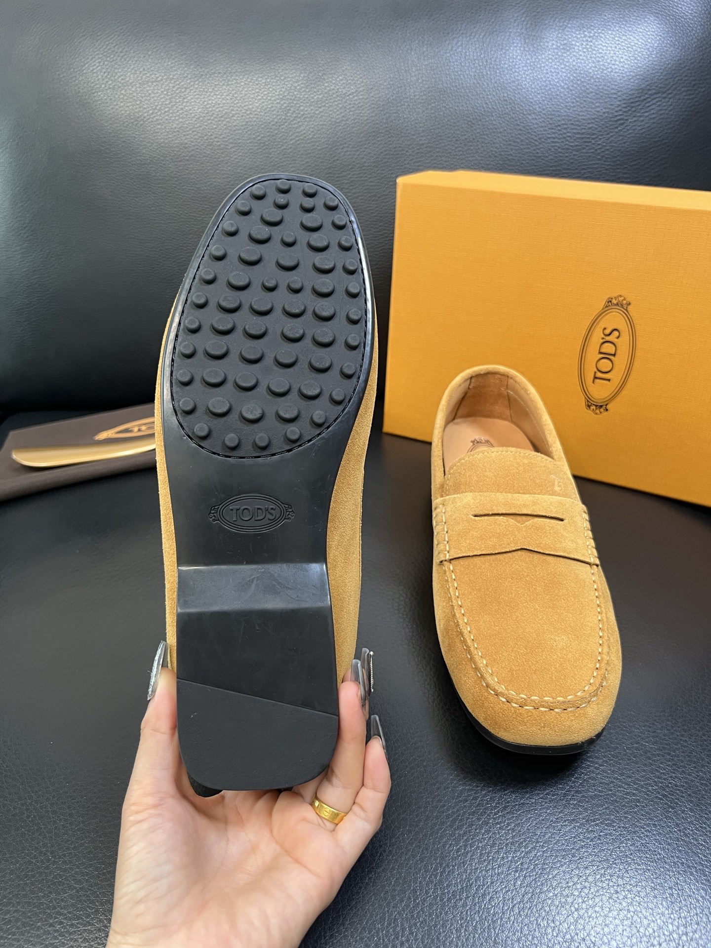 Tods 高品质 顶级代购 托德斯 专柜新款，原厂配置意大利进口牛皮面料，高品质复杂拼接工艺，经典的外观
