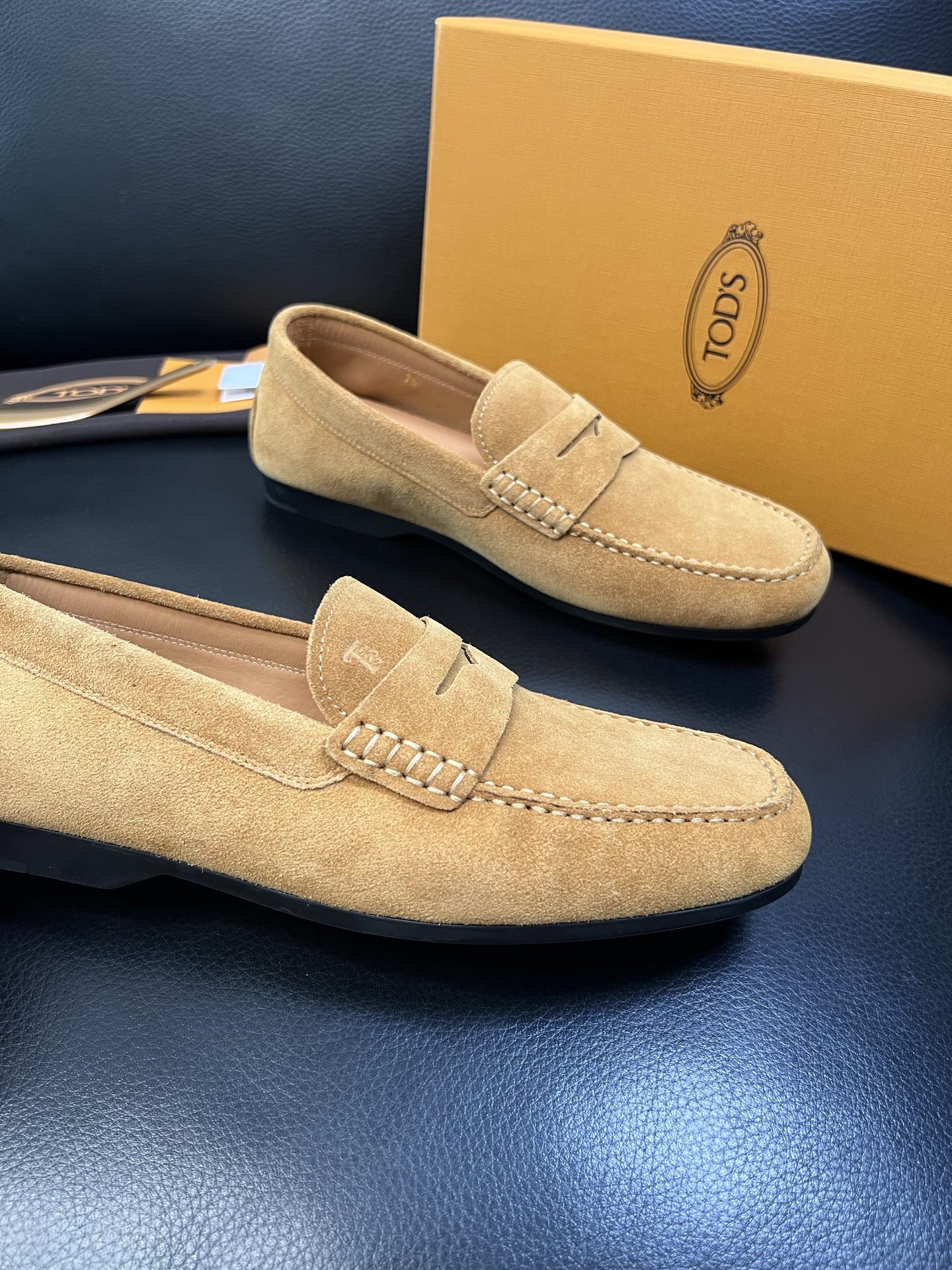 Tods 高品质 顶级代购 托德斯 专柜新款，原厂配置意大利进口牛皮面料，高品质复杂拼接工艺，经典的外观