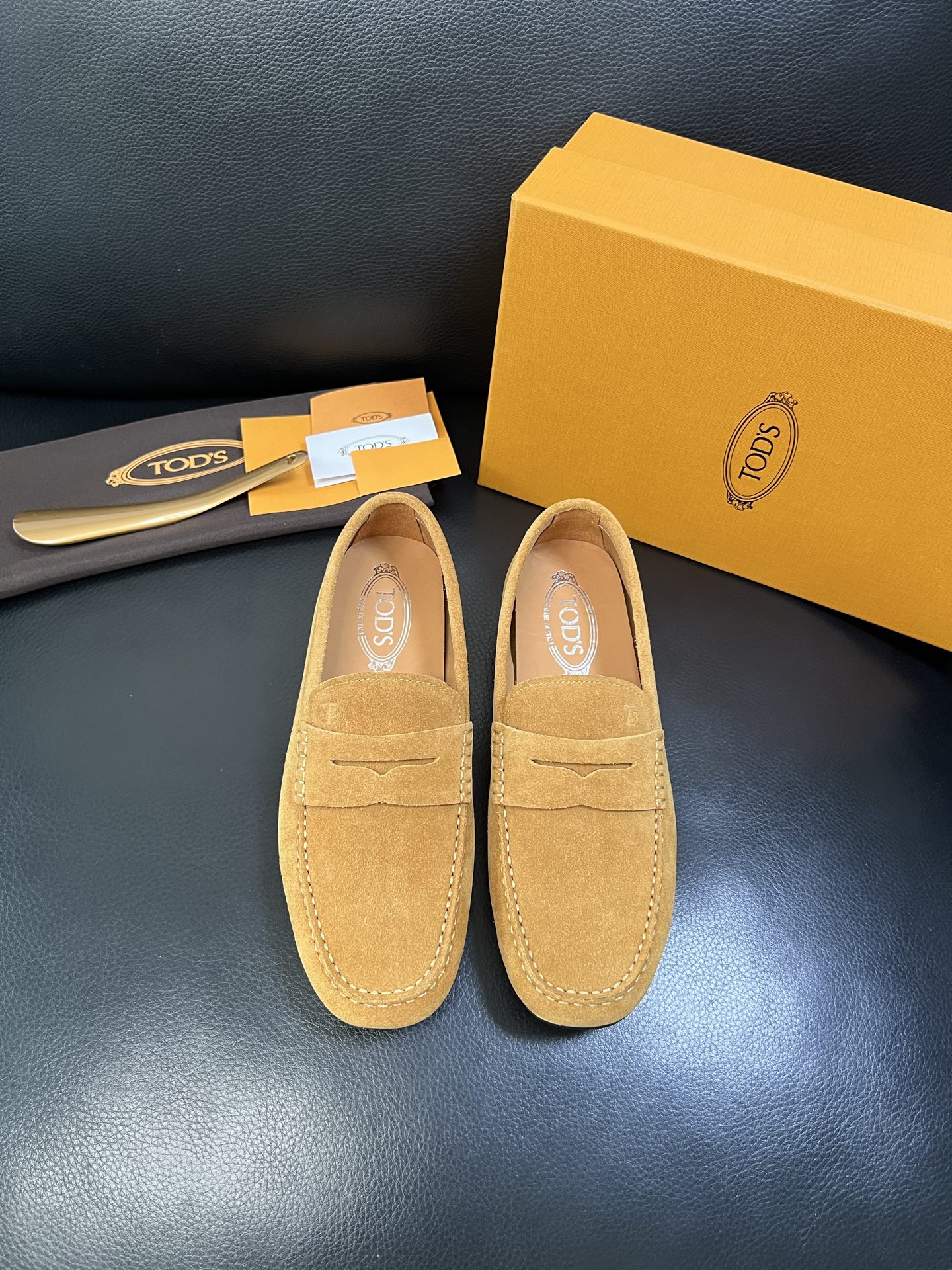 Tods 高品质 顶级代购 托德斯 专柜新款，原厂配置意大利进口牛皮面料，高品质复杂拼接工艺，经典的外观