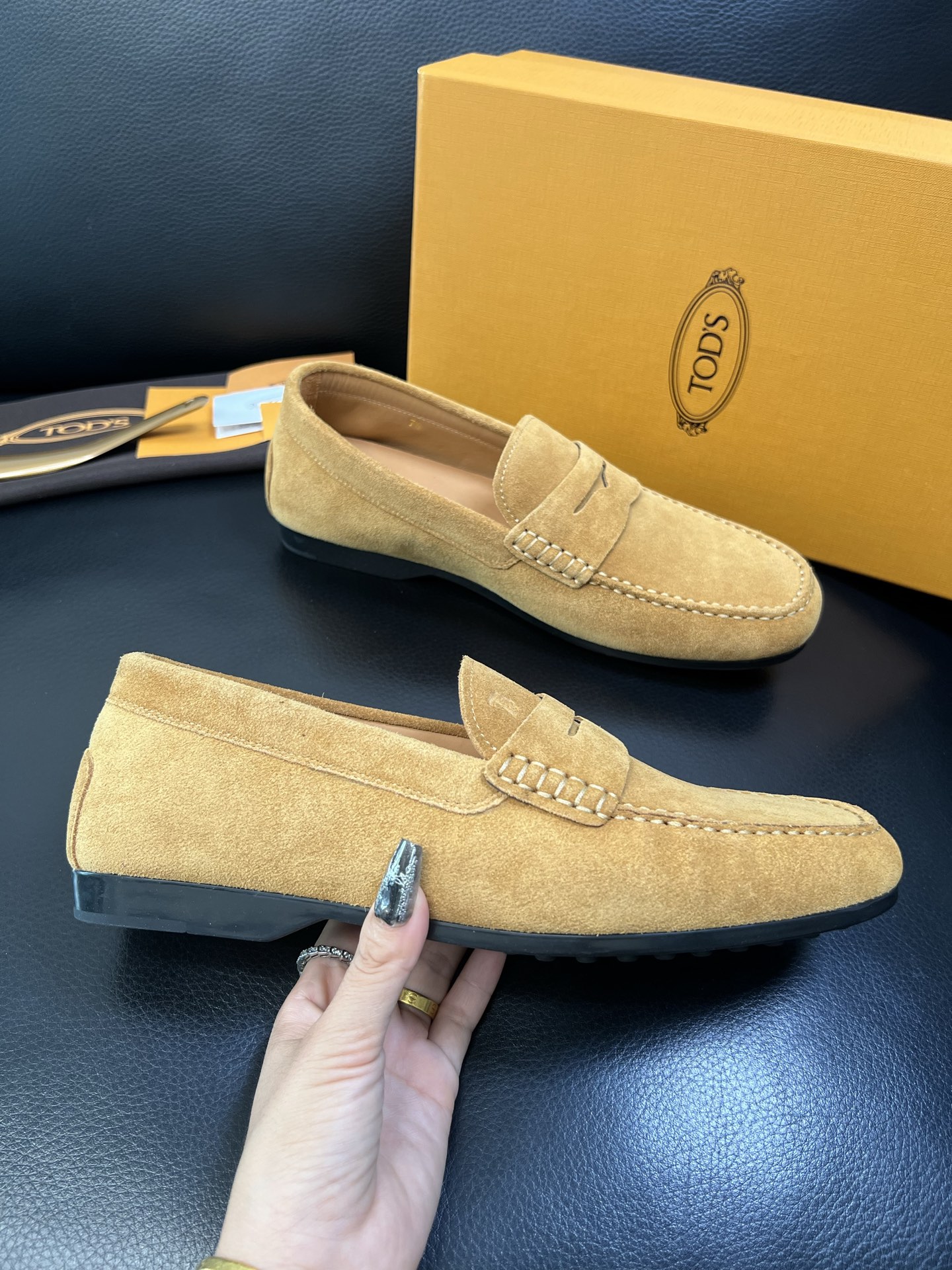 Tods 高品质 顶级代购 托德斯 专柜新款，原厂配置意大利进口牛皮面料，高品质复杂拼接工艺，经典的外观