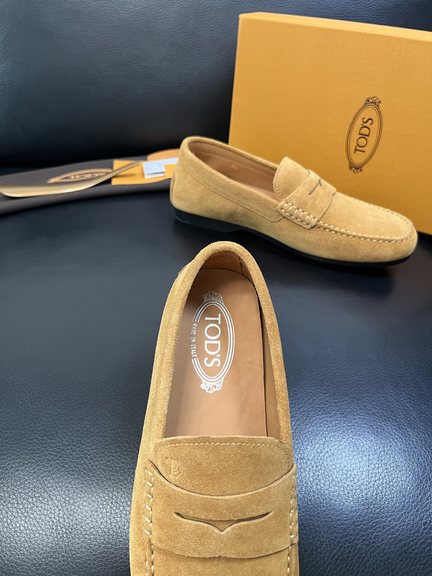 Tods 高品质 顶级代购 托德斯 专柜新款，原厂配置意大利进口牛皮面料，高品质复杂拼接工艺，经典的外观
