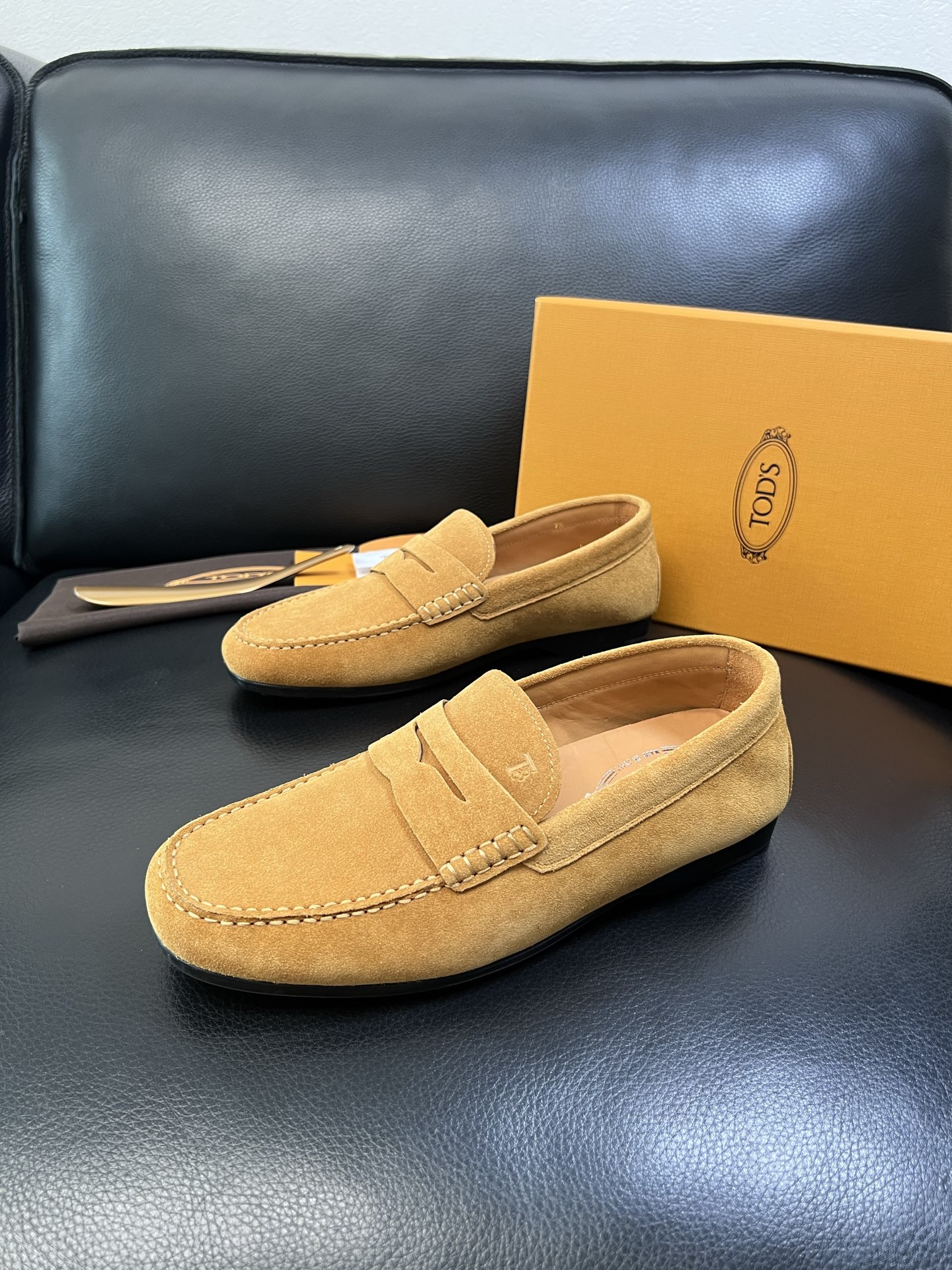 Tods 高品质 顶级代购 托德斯 专柜新款，原厂配置意大利进口牛皮面料，高品质复杂拼接工艺，经典的外观