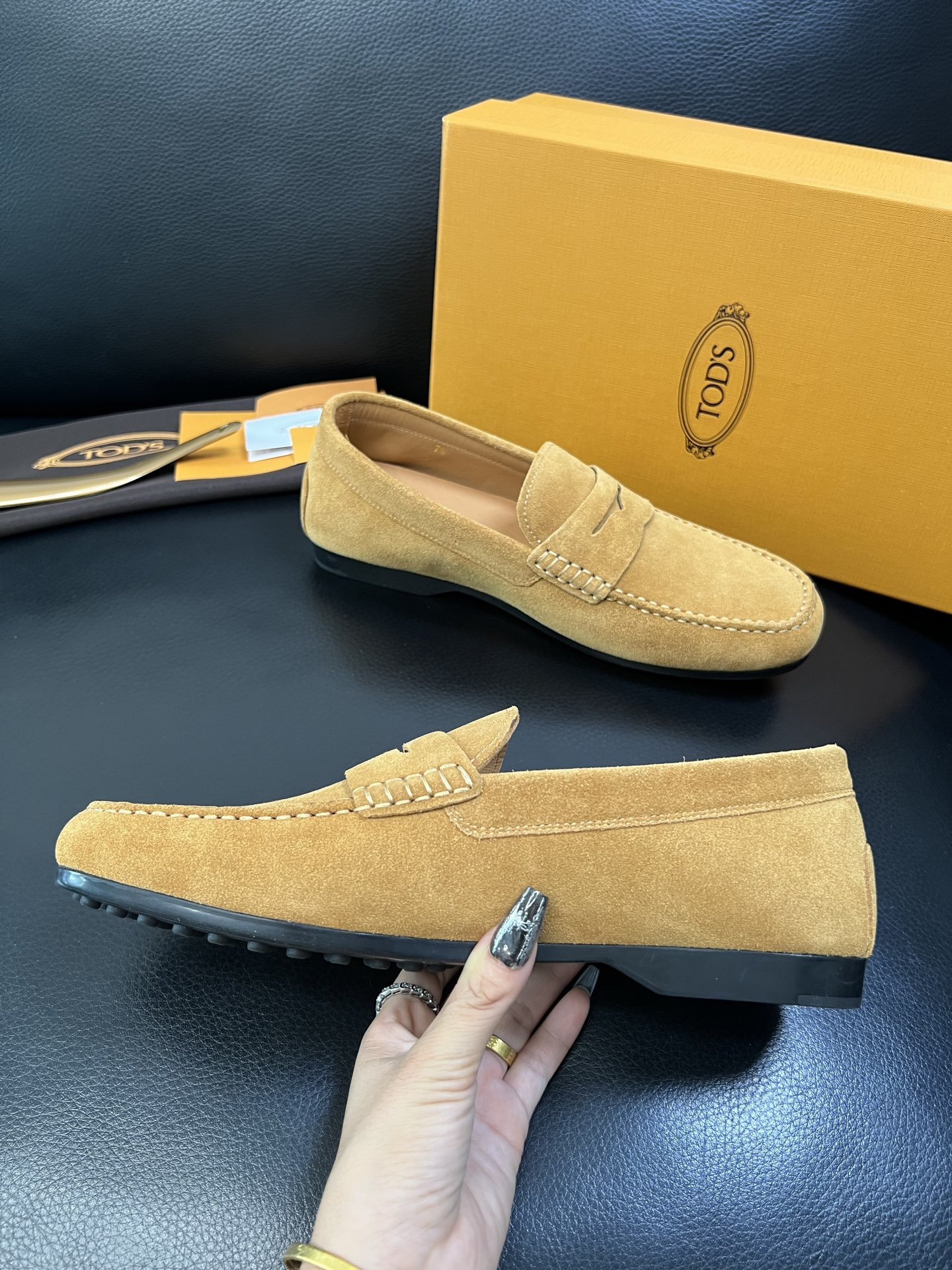 Tods 高品质 顶级代购 托德斯 专柜新款，原厂配置意大利进口牛皮面料，高品质复杂拼接工艺，经典的外观