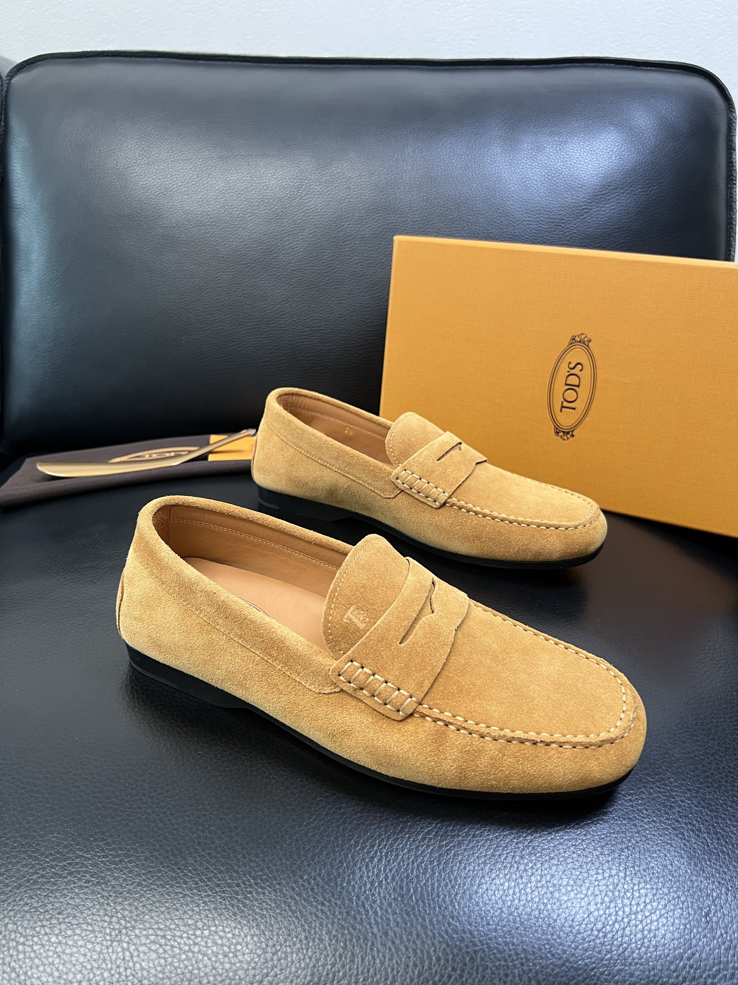 Tods 高品质 顶级代购 托德斯 专柜新款，原厂配置意大利进口牛皮面料，高品质复杂拼接工艺，经典的外观