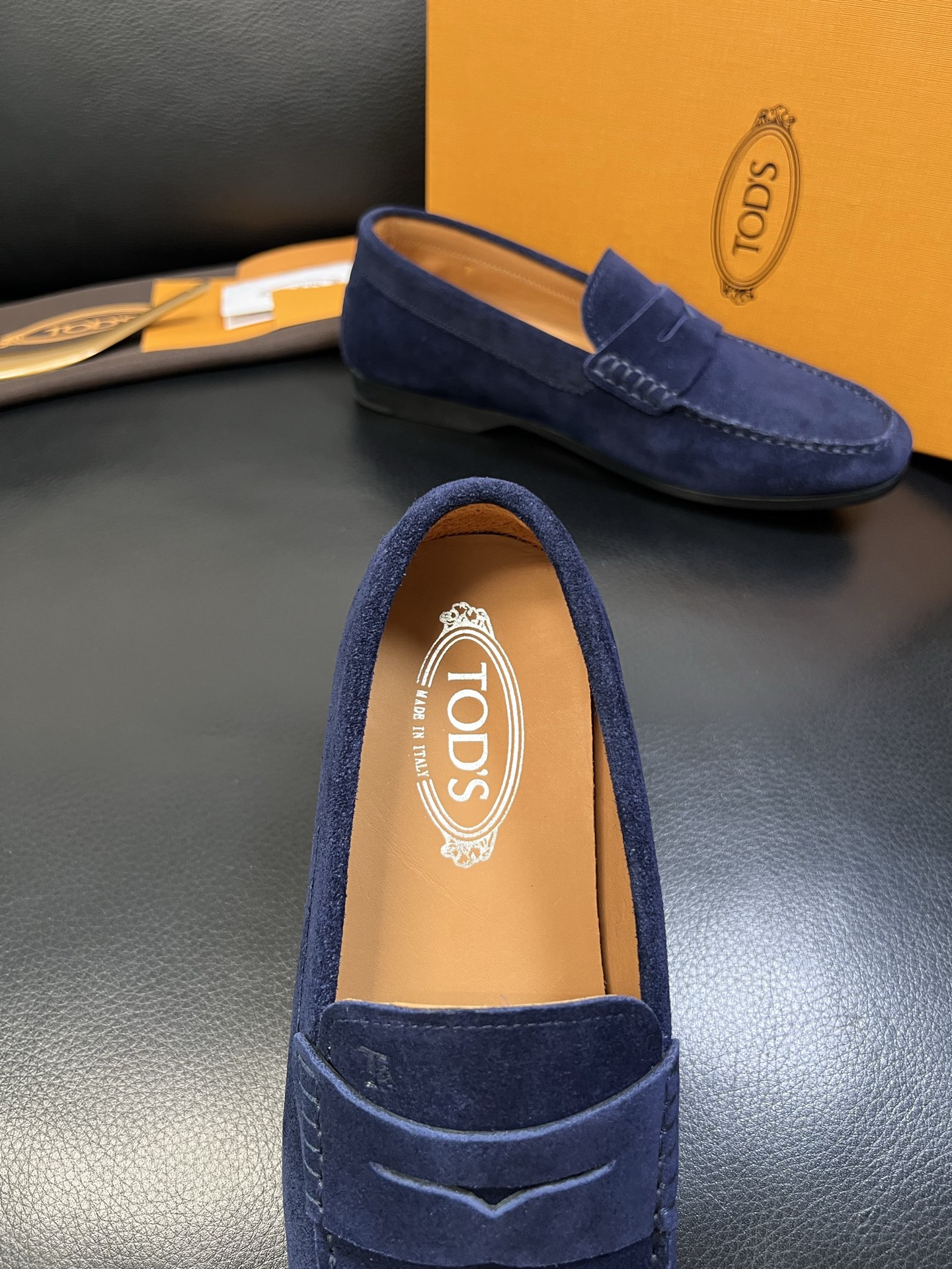 Tods 高品质 顶级代购 托德斯 专柜新款，原厂配置意大利进口牛皮面料，高品质复杂拼接工艺，经典的外观