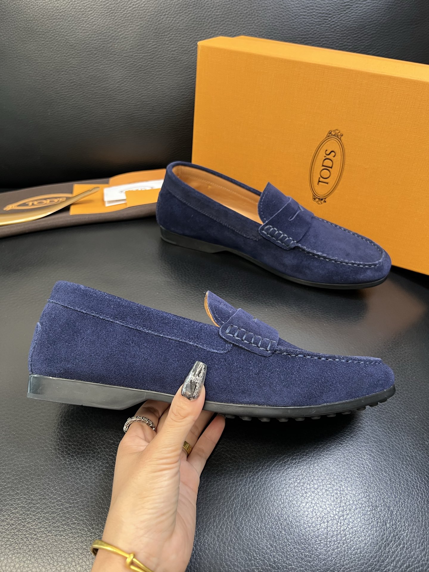 Tods 高品质 顶级代购 托德斯 专柜新款，原厂配置意大利进口牛皮面料，高品质复杂拼接工艺，经典的外观