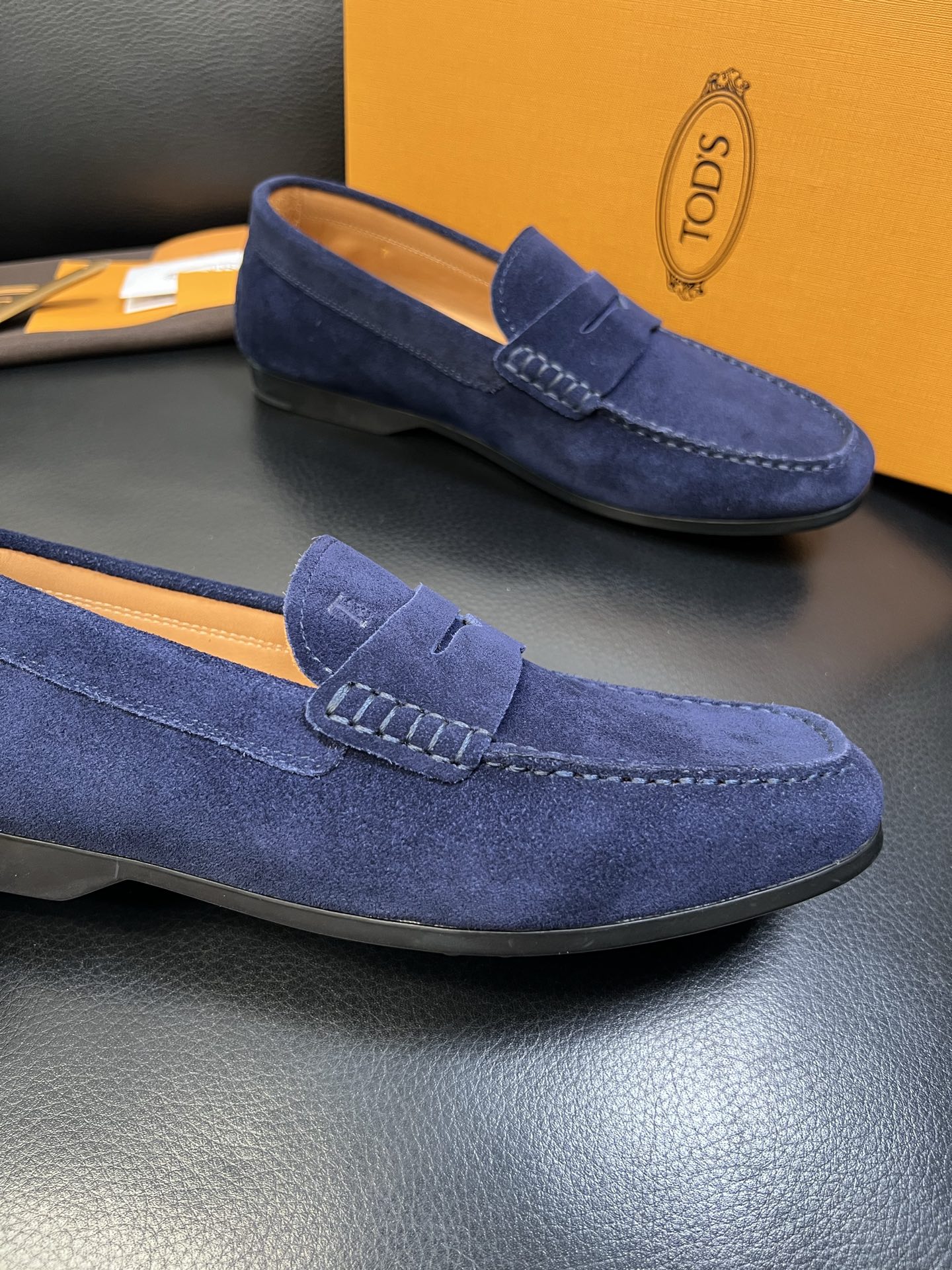 Tods 高品质 顶级代购 托德斯 专柜新款，原厂配置意大利进口牛皮面料，高品质复杂拼接工艺，经典的外观