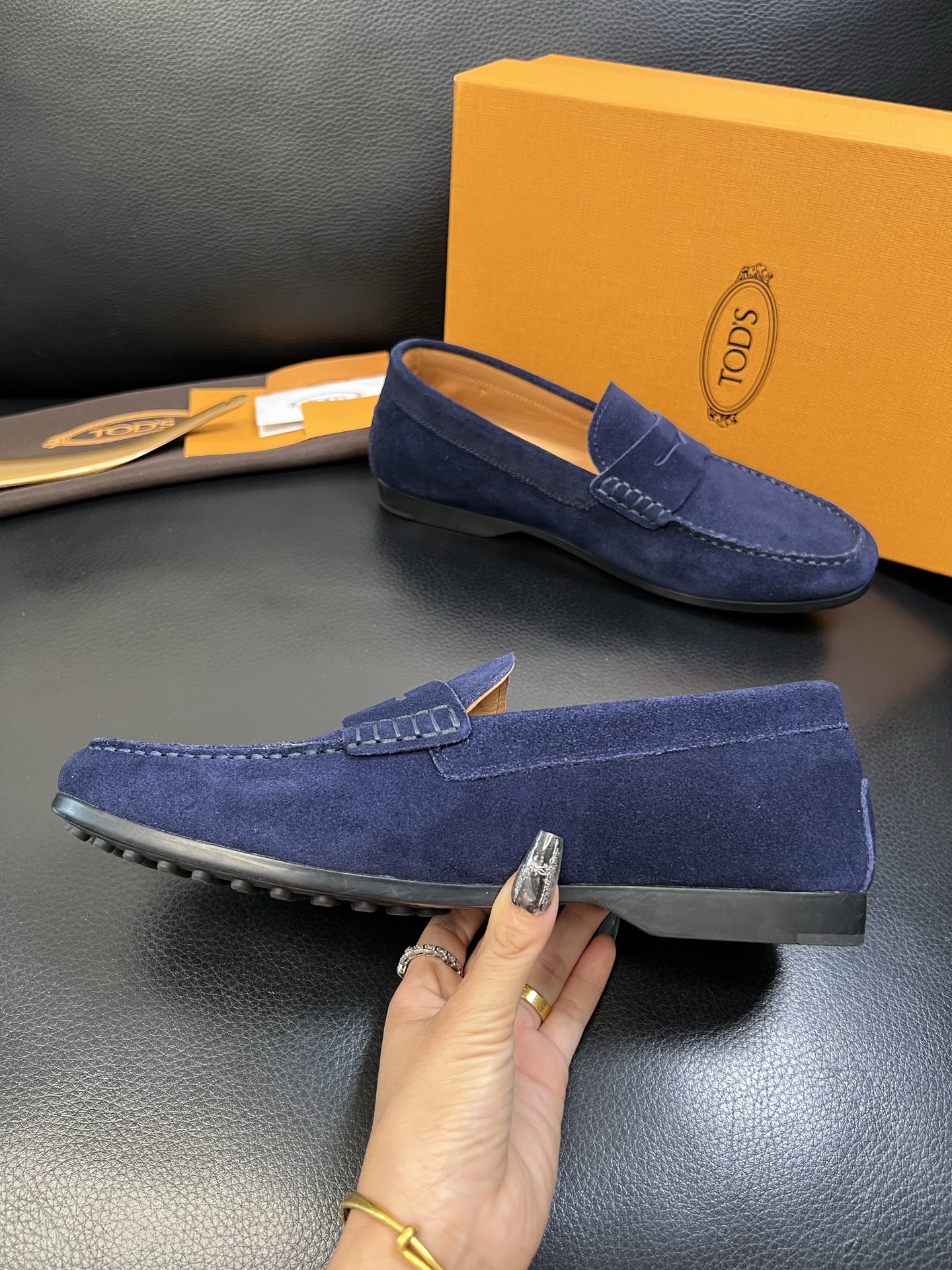 Tods 高品质 顶级代购 托德斯 专柜新款，原厂配置意大利进口牛皮面料，高品质复杂拼接工艺，经典的外观