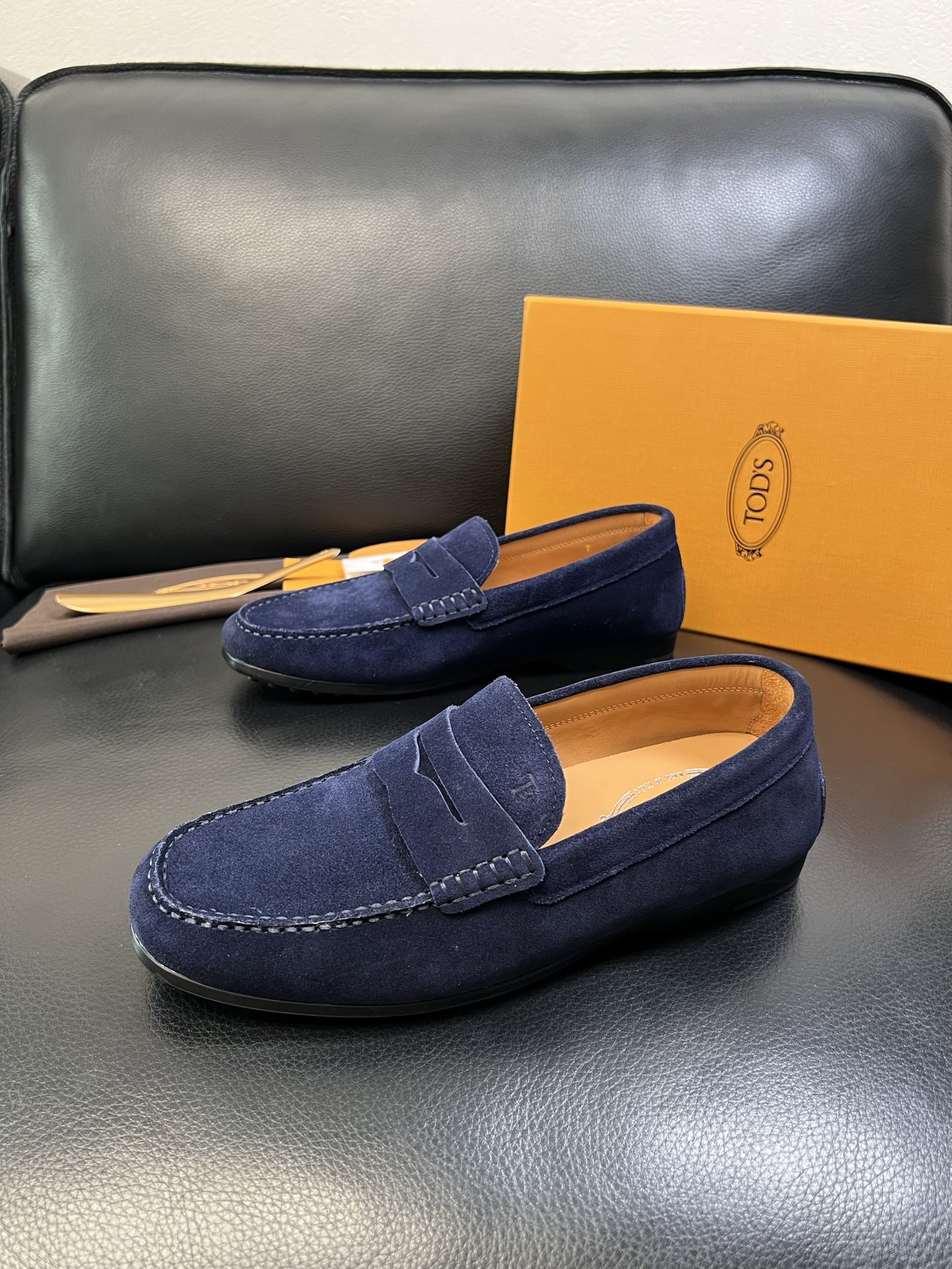 Tods 高品质 顶级代购 托德斯 专柜新款，原厂配置意大利进口牛皮面料，高品质复杂拼接工艺，经典的外观